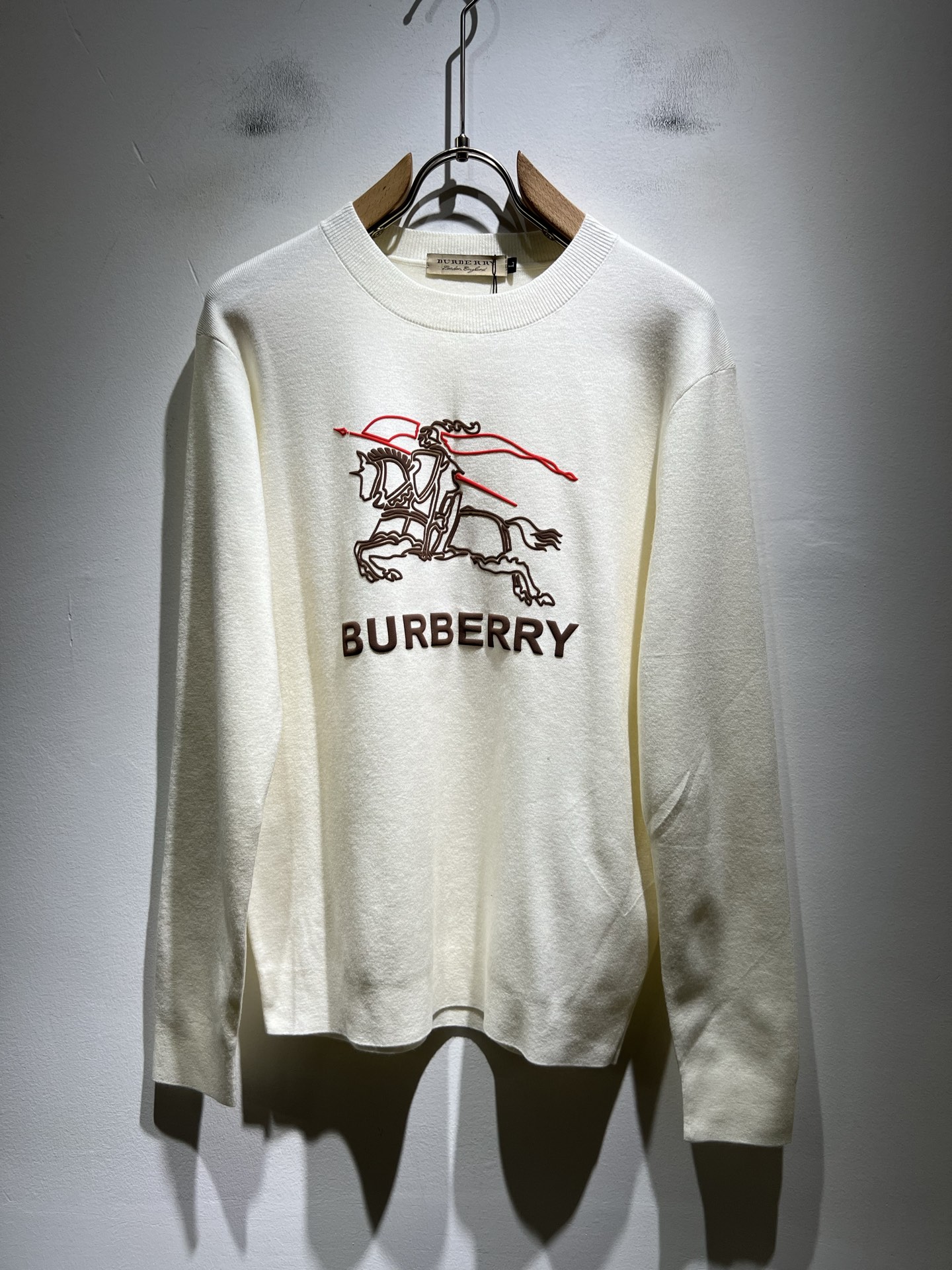 NO:596039,Bur*erry 2025 autumn and winter new knitted woolen sweater with logo and pattern laminated design!  Brand classic design elements!  It’s neither monotonous nor complicated, just the right amount to show off your taste!  Customized wool fabrics for customers!  Comfortable and breathable are not a problem at all, and the unique luxury feel of the fabric presents a simple and elegant temperament!  Every detail is in sync with high-end fashion. Sizes: M-4XL, burberry, alexander wang19860909Bur*erry 巴*莉 2025秋冬新款针织羊毛衫,设计标志logo图案压胶设计！品牌经典设计元素！既不单调也不复杂,恰到好处的展现品味！客供定制羊毛面料！舒适透气根本不在话下,面料独具的高奢感呈现简约优雅气质！每一处细节都是与高端时尚同步的体现.尺码:M-4XL,,burberry,alexander wang,Men's clothing