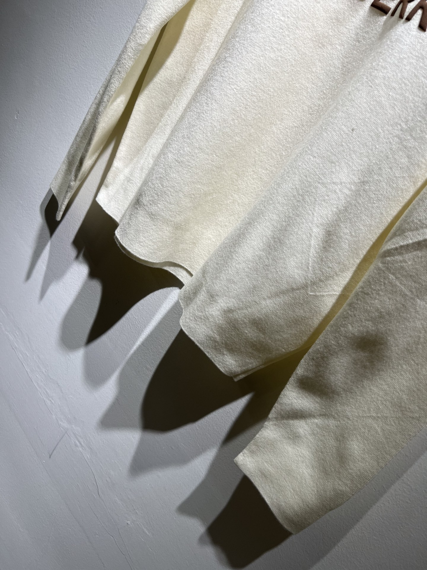 Bur*erry 巴*莉 2025秋冬新款针织羊毛衫，设计标志logo图案压胶设计！品牌经典设计元素！既