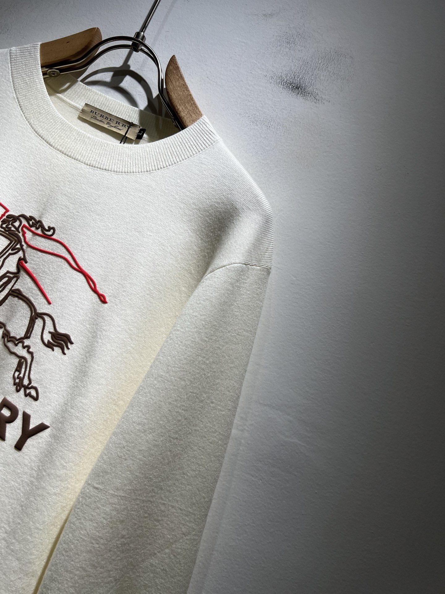 Bur*erry 巴*莉 2025秋冬新款针织羊毛衫，设计标志logo图案压胶设计！品牌经典设计元素！既