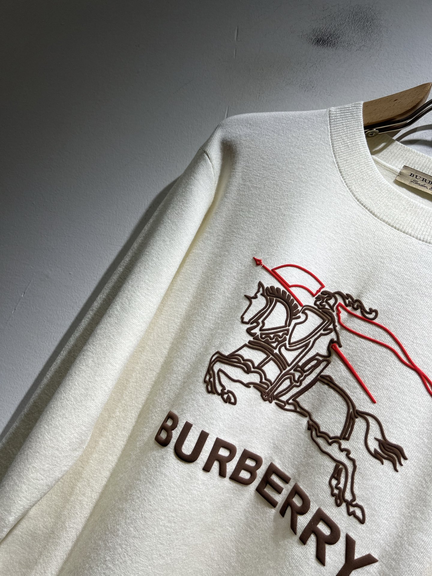 Bur*erry 巴*莉 2025秋冬新款针织羊毛衫，设计标志logo图案压胶设计！品牌经典设计元素！既