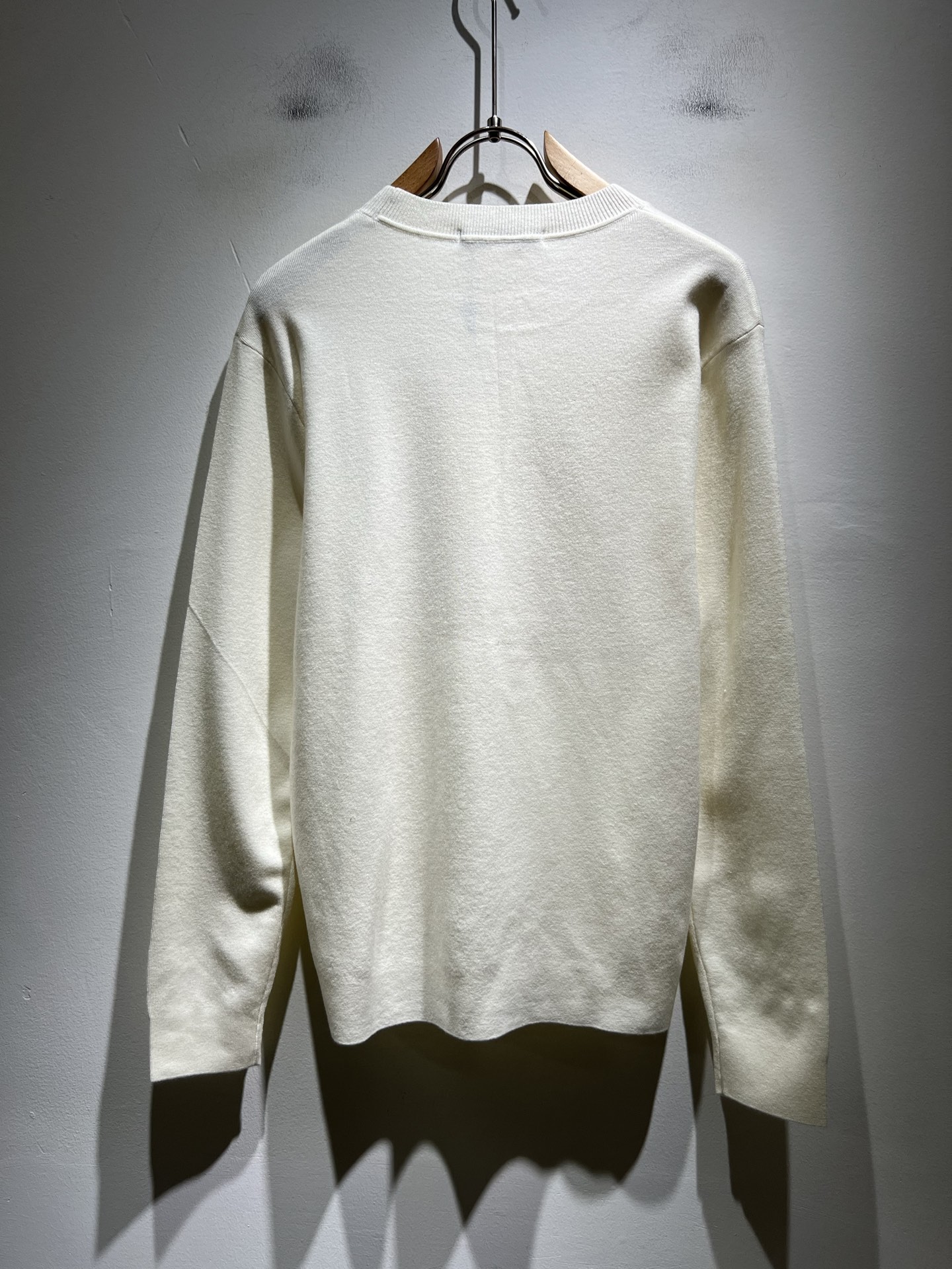 Bur*erry 巴*莉 2025秋冬新款针织羊毛衫，设计标志logo图案压胶设计！品牌经典设计元素！既