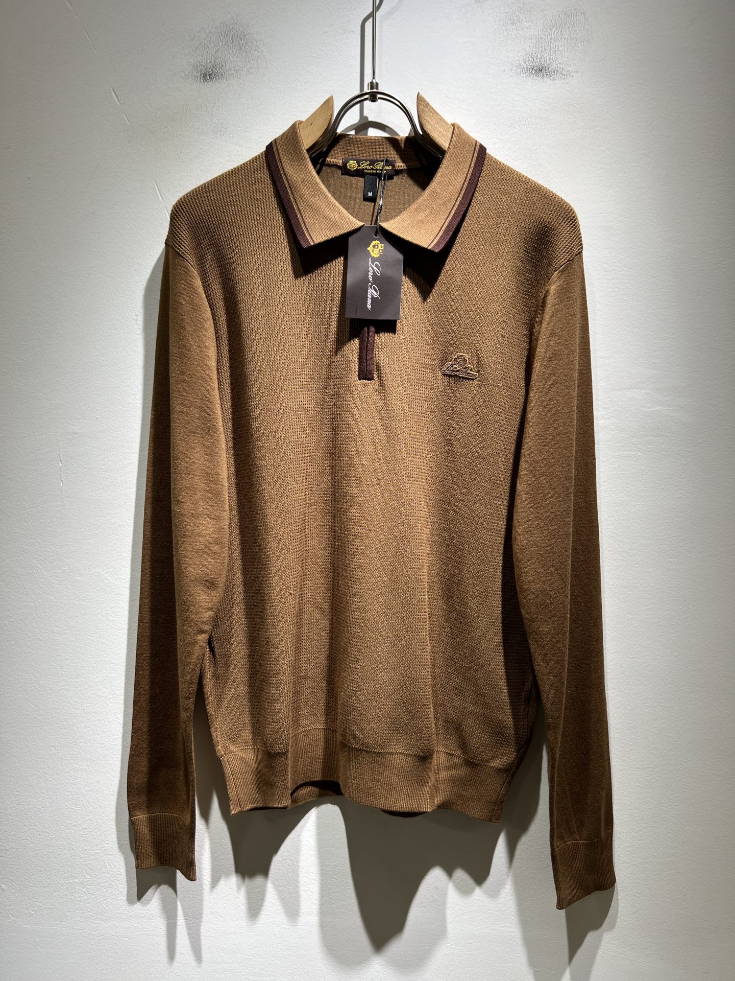 NO:596053,Loro Piana 2025 autumn and winter men's latest trade order knitted woolen sweaters, all in good condition!  !  The upper body is comfortable and breathable, not stiff, and the overall body has a rich three-dimensional sense. Quality export order, logo pattern laminated design on the chest!  The tailoring of the exclusive knitted wool fabric meets the simple needs of commuters. The upper body effect is very good, slimming, and not picky about the figure. The workmanship of the fabric... is impeccable. Only good craftsmanship and good fabrics can make you wear a good taste. It is a must-have item for everyone!  Size M-4XL,,loro piana,alexander wang19860909Loro Piana诺悠翩雅 2025秋冬男士最新的贸易订单针织羊毛衫,全品相！！上身舒适透气,不僵硬,整体有着丰富的立体感,品质出口订单,胸前logo图案压胶设计！定制专属针织羊毛面料剪裁,满足通勤人们对于着装的简约需求,上身效果很好,显瘦,不挑剔身材.面料做工....无可挑剔,好工艺好面料才能穿出好品味一款,人手必备单品！尺码M-4XL,,loro piana,alexander wang,Men's clothing