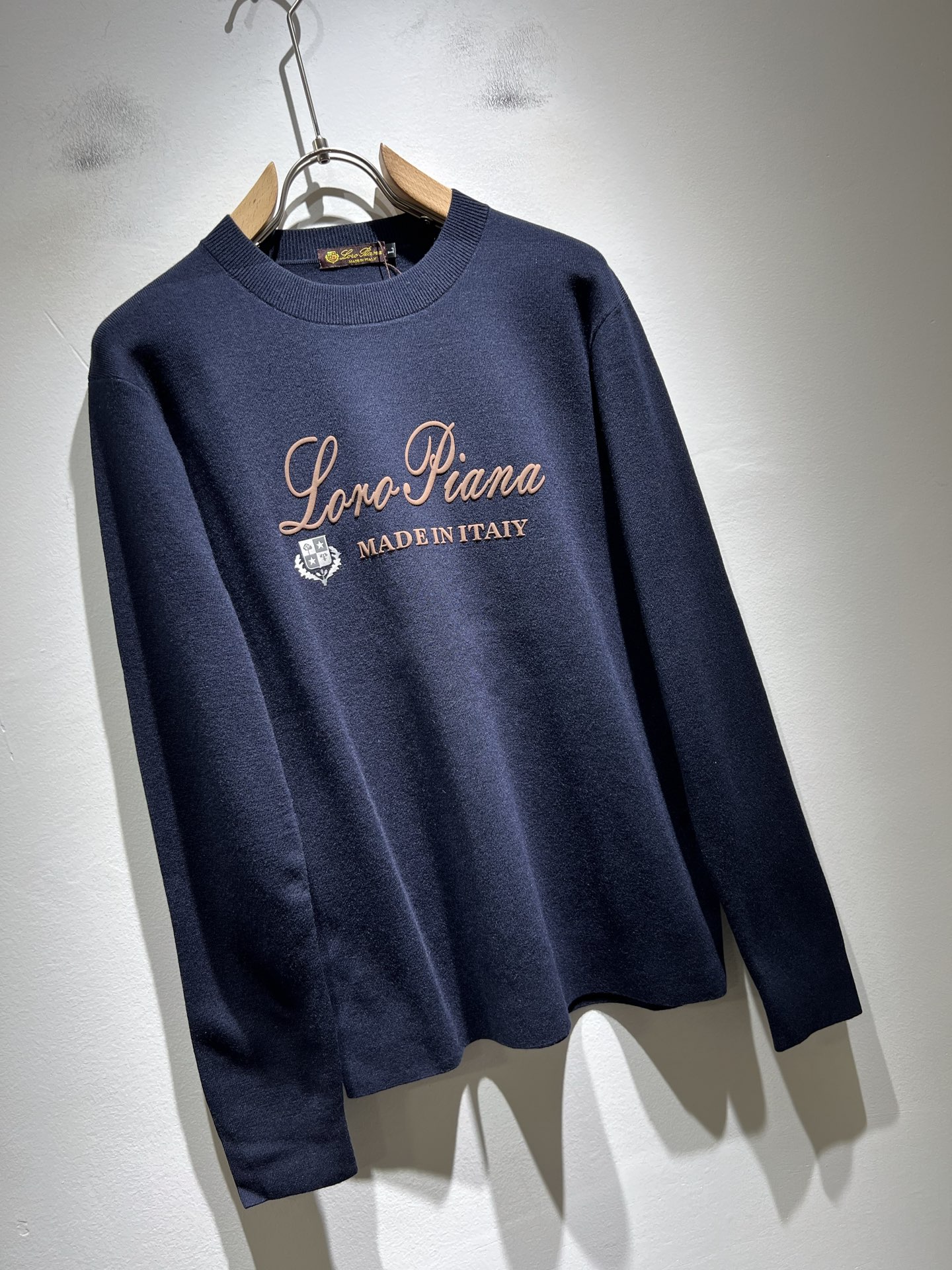 Loro Piana诺悠翩雅 2025秋冬男士最新的贸易订单针织羊毛衫，全品相！！上身舒适透气，不僵硬，