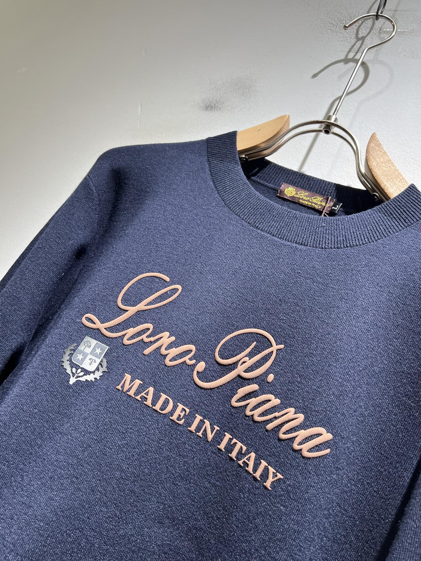 Loro Piana诺悠翩雅 2025秋冬男士最新的贸易订单针织羊毛衫，全品相！！上身舒适透气，不僵硬，