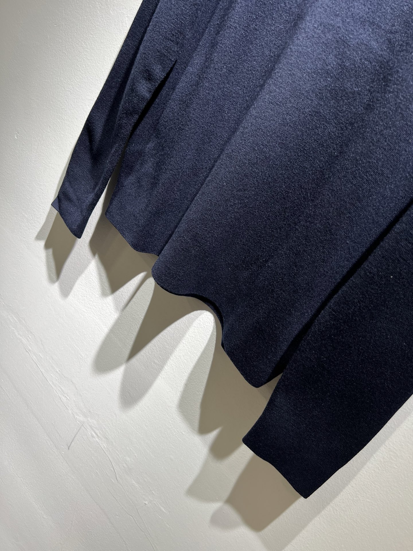 Loro Piana诺悠翩雅 2025秋冬男士最新的贸易订单针织羊毛衫，全品相！！上身舒适透气，不僵硬，