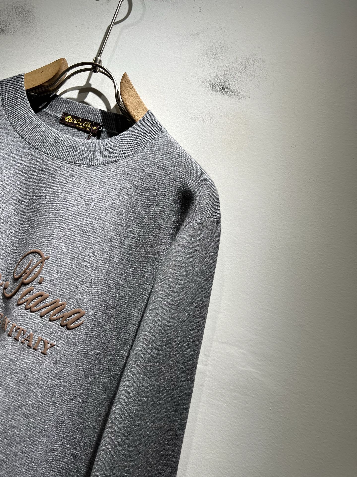 Loro Piana诺悠翩雅 2025秋冬男士最新的贸易订单针织羊毛衫，全品相！！上身舒适透气，不僵硬，