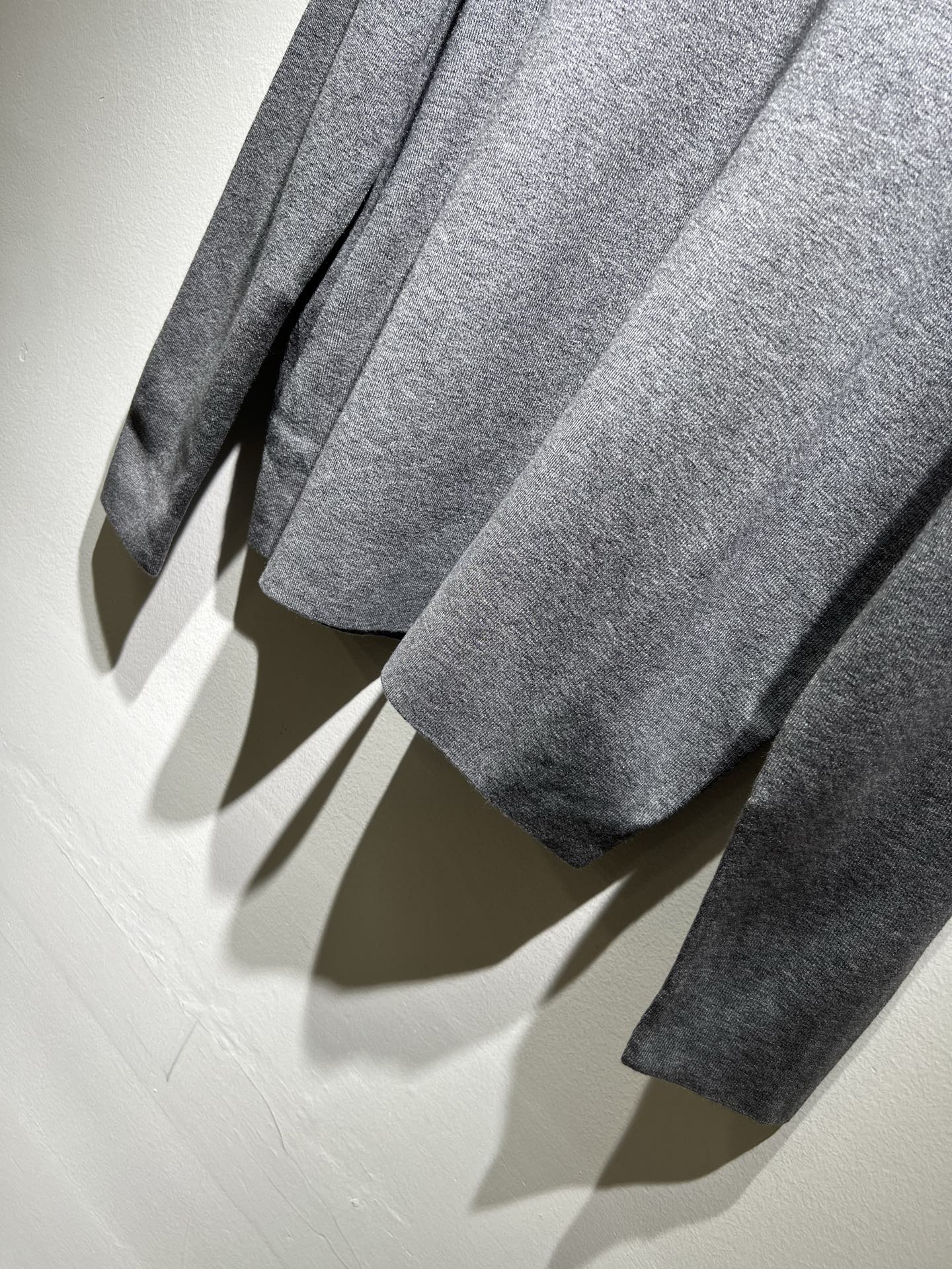 Loro Piana诺悠翩雅 2025秋冬男士最新的贸易订单针织羊毛衫，全品相！！上身舒适透气，不僵硬，