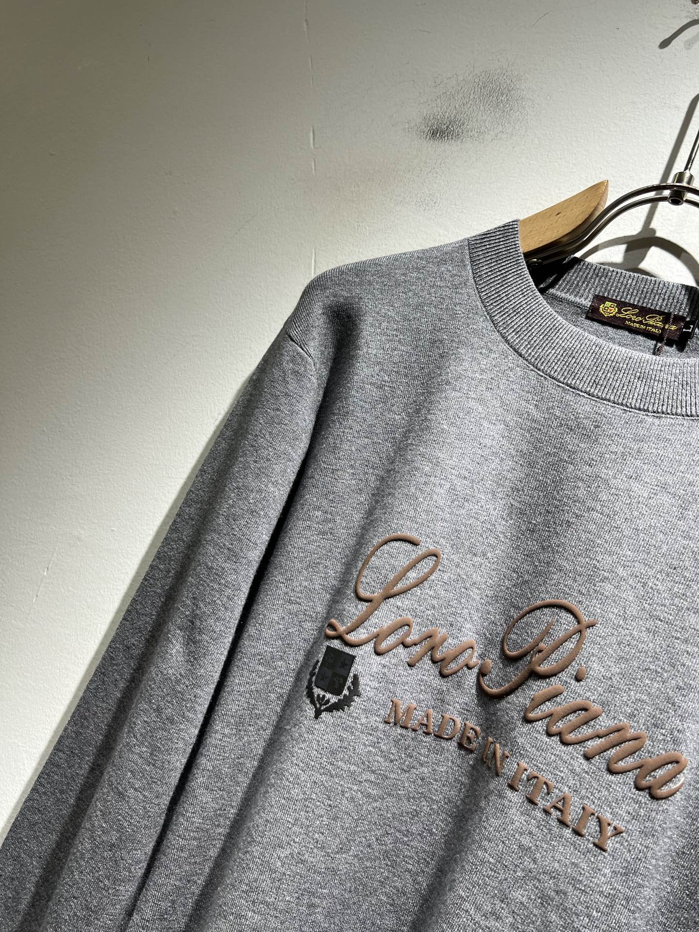 Loro Piana诺悠翩雅 2025秋冬男士最新的贸易订单针织羊毛衫，全品相！！上身舒适透气，不僵硬，