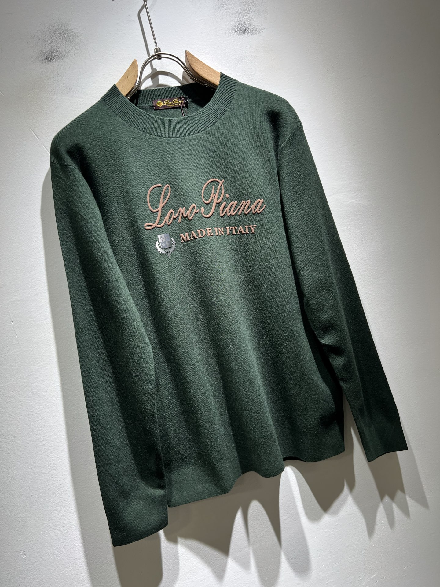 Loro Piana诺悠翩雅 2025秋冬男士最新的贸易订单针织羊毛衫，全品相！！上身舒适透气，不僵硬，