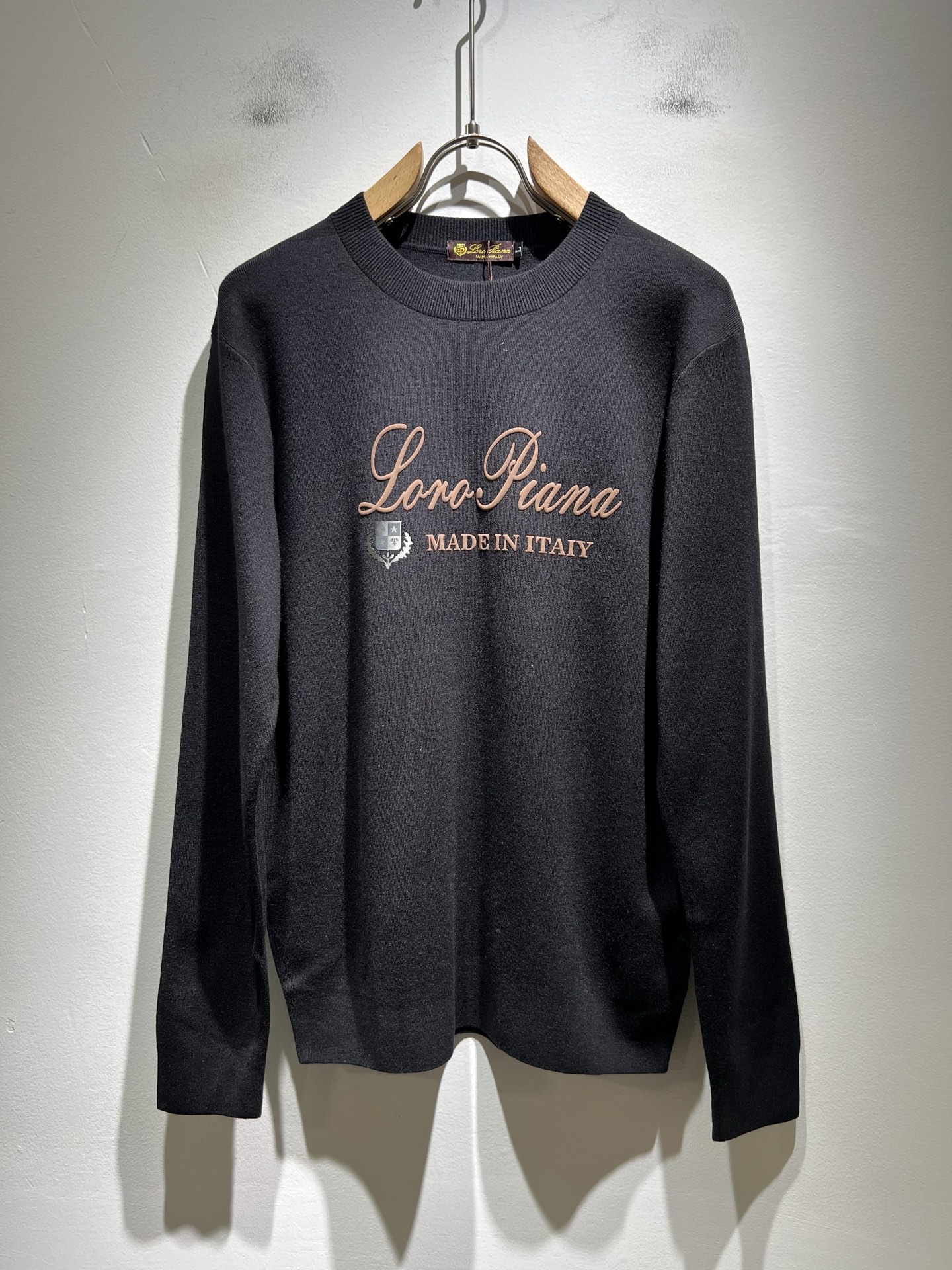 Loro Piana诺悠翩雅 2025秋冬男士最新的贸易订单针织羊毛衫，全品相！！上身舒适透气，不僵硬，