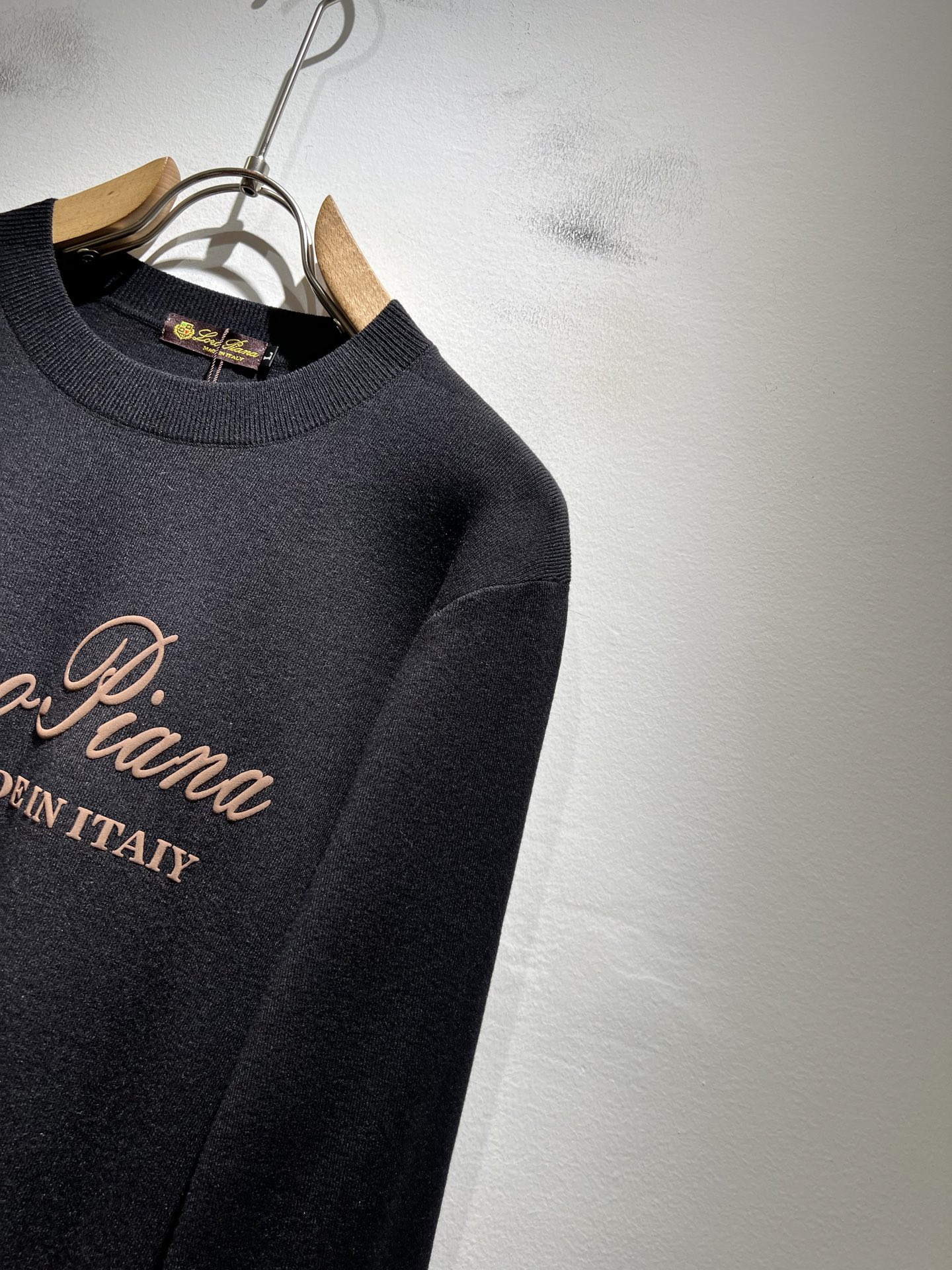 Loro Piana诺悠翩雅 2025秋冬男士最新的贸易订单针织羊毛衫，全品相！！上身舒适透气，不僵硬，