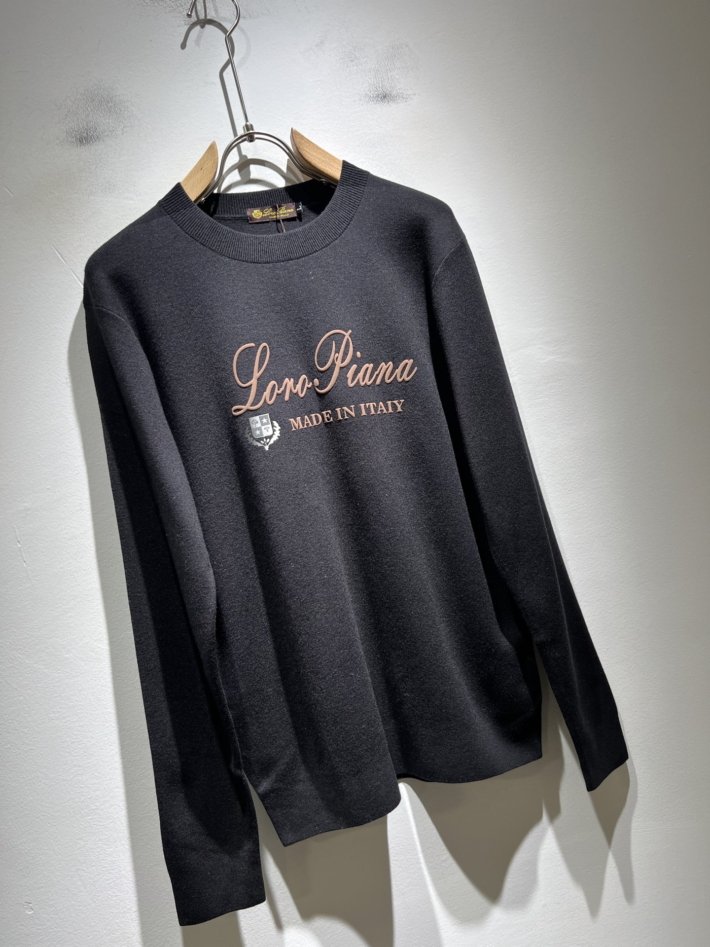 Loro Piana诺悠翩雅 2025秋冬男士最新的贸易订单针织羊毛衫，全品相！！上身舒适透气，不僵硬，