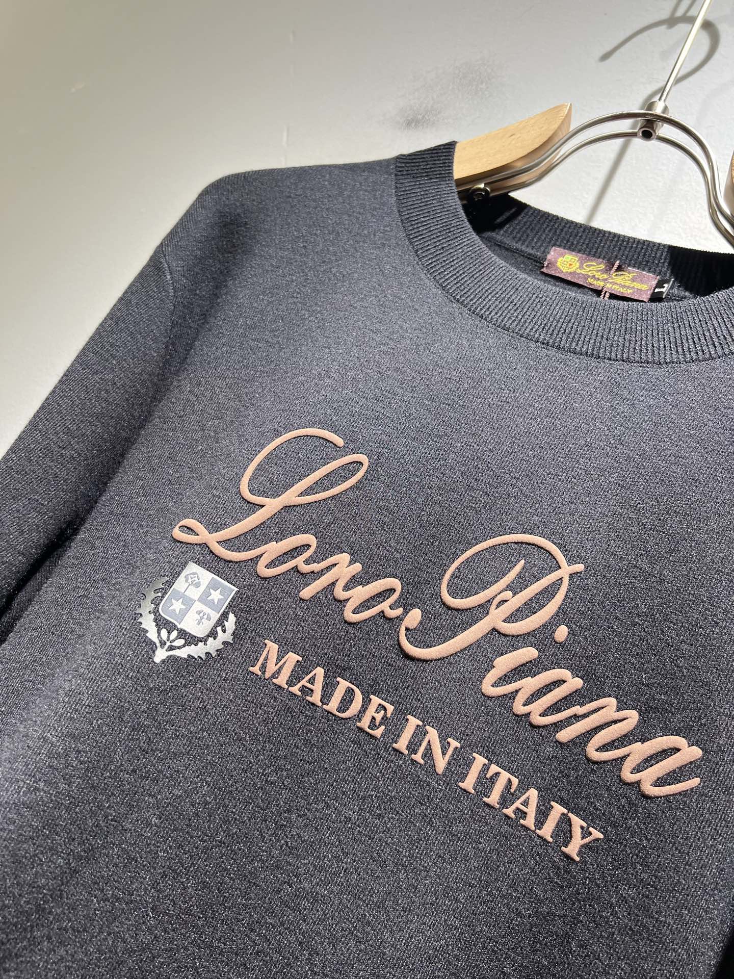 Loro Piana诺悠翩雅 2025秋冬男士最新的贸易订单针织羊毛衫，全品相！！上身舒适透气，不僵硬，