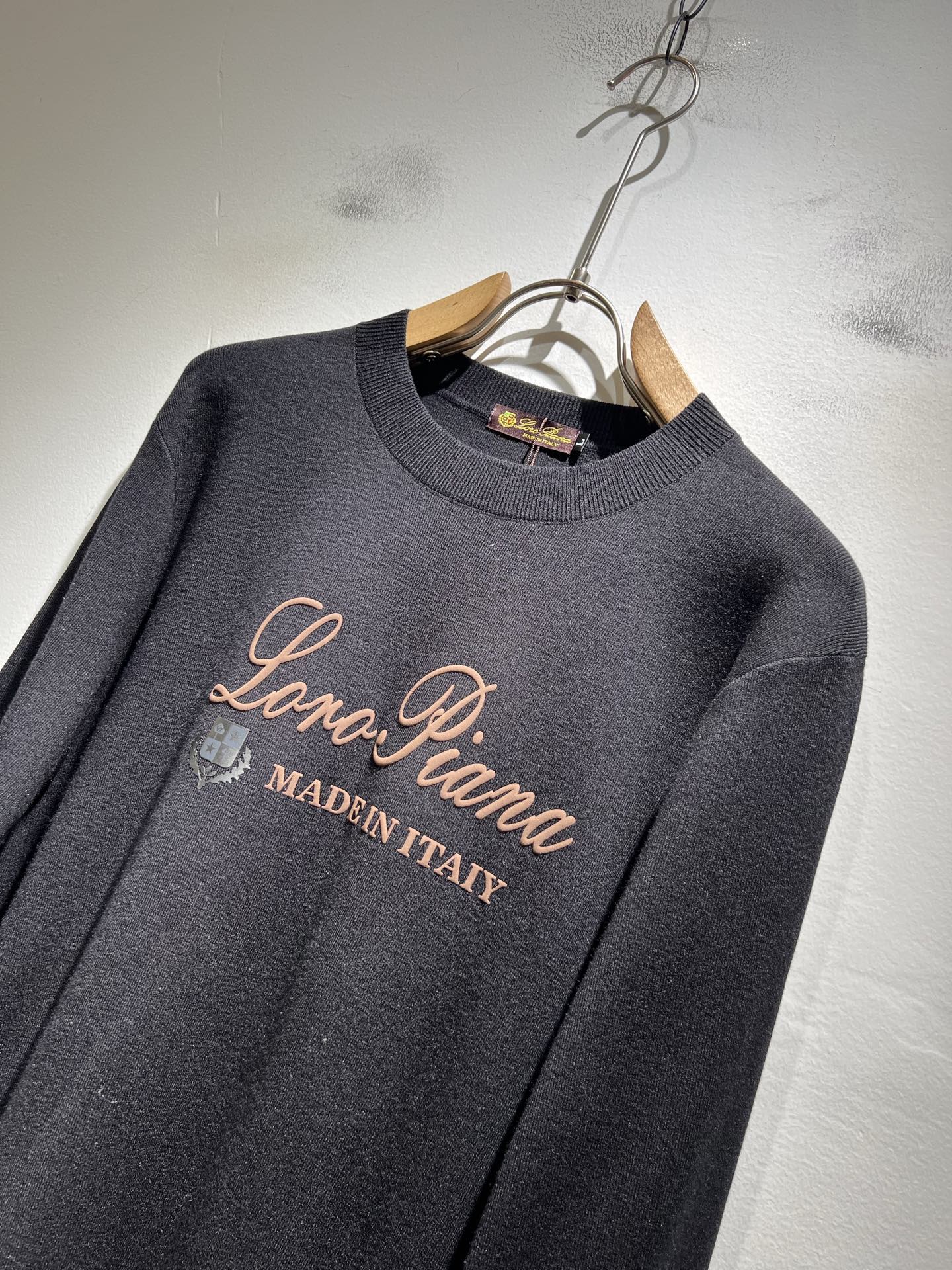 Loro Piana诺悠翩雅 2025秋冬男士最新的贸易订单针织羊毛衫，全品相！！上身舒适透气，不僵硬，