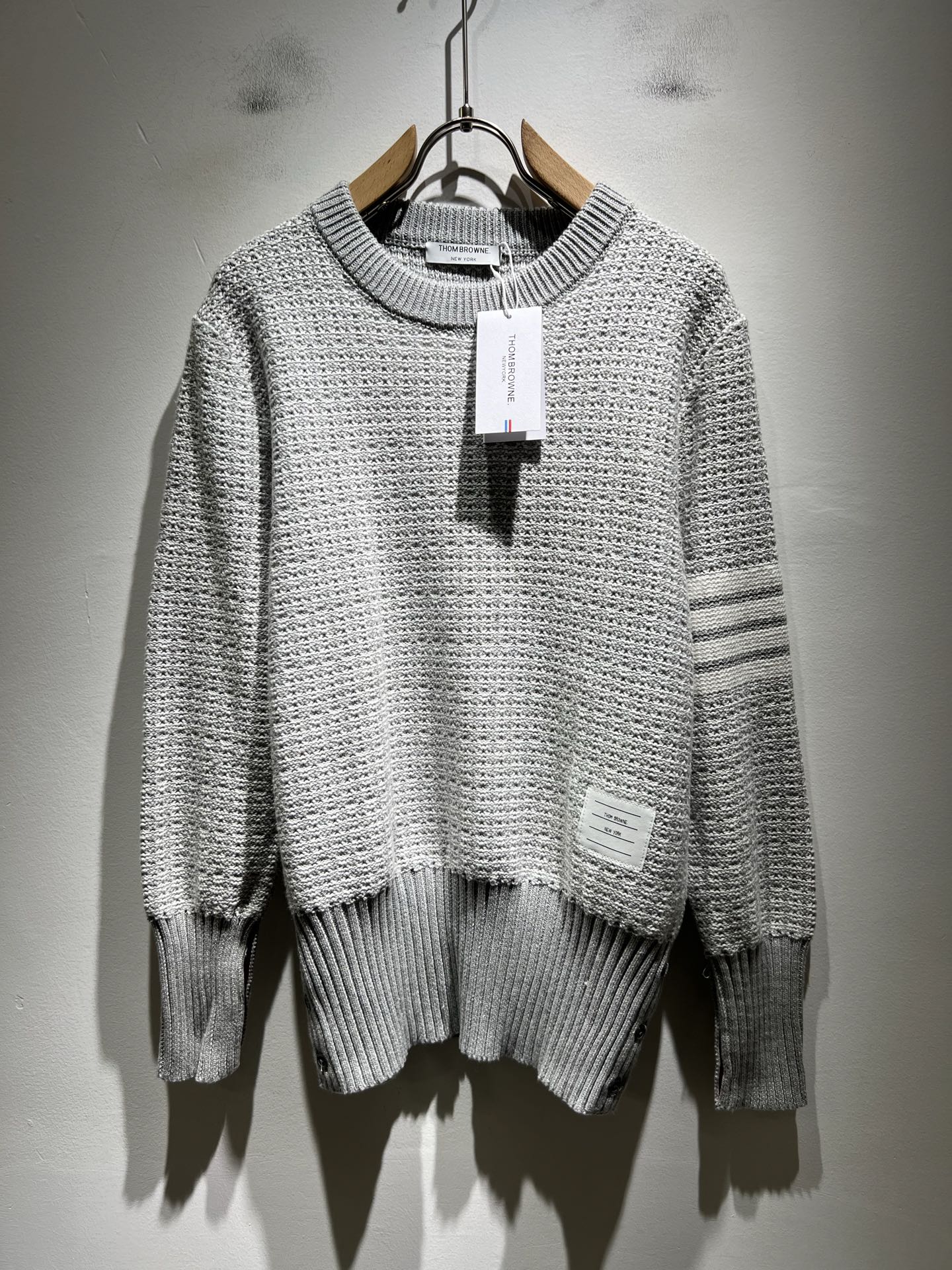 NO:596055,ThomBrow*e's 2025 autumn and winter new knitted wool sweater for men and women, this year's new counter product, super soft wool fabric for men and women!  A fashionable and versatile model for the city, it is sure to be super popular this year. It is a must-have artifact for autumn and winter. It has a unique texture and a soft and smooth feel. It is not a product that can be compared with ordinary fabrics. Regular knitted wool fabric design, crocheted with classic iconic stripe design!  A rare model that can only be found. Very attractive design, liningless inseam binding technology, and very detailed. It is a model that requires a lot of attention to technology. Details determine the high-end. Minimalist design elements of the season, a must-have item for trendy men, perfect fit, highly recommended!  Size M-2XL,,alexander wang19860909ThomBrow*e汤姆*朗2025秋冬新款男女同款针织羊毛衫,今年的专柜新品,男女同款超软羊毛面料！时尚都市百搭款,今年必定超火爆,秋冬必备神器,质感独特,手感柔嫩顺滑,不是一般面料所能对比的产品.常规的针织羊毛面料设计,钩织搭配经典标识性经典条纹设计！可遇不可求的款 非常极具魅力的设计,无里布内缝包边工艺,细节非常到位,要非常讲究技术的一款,细节决定高端.极简当季的设计元素,潮男必备单品,完美版型,强烈推荐！尺码M-2XL,,alexander wang,Men's clothing