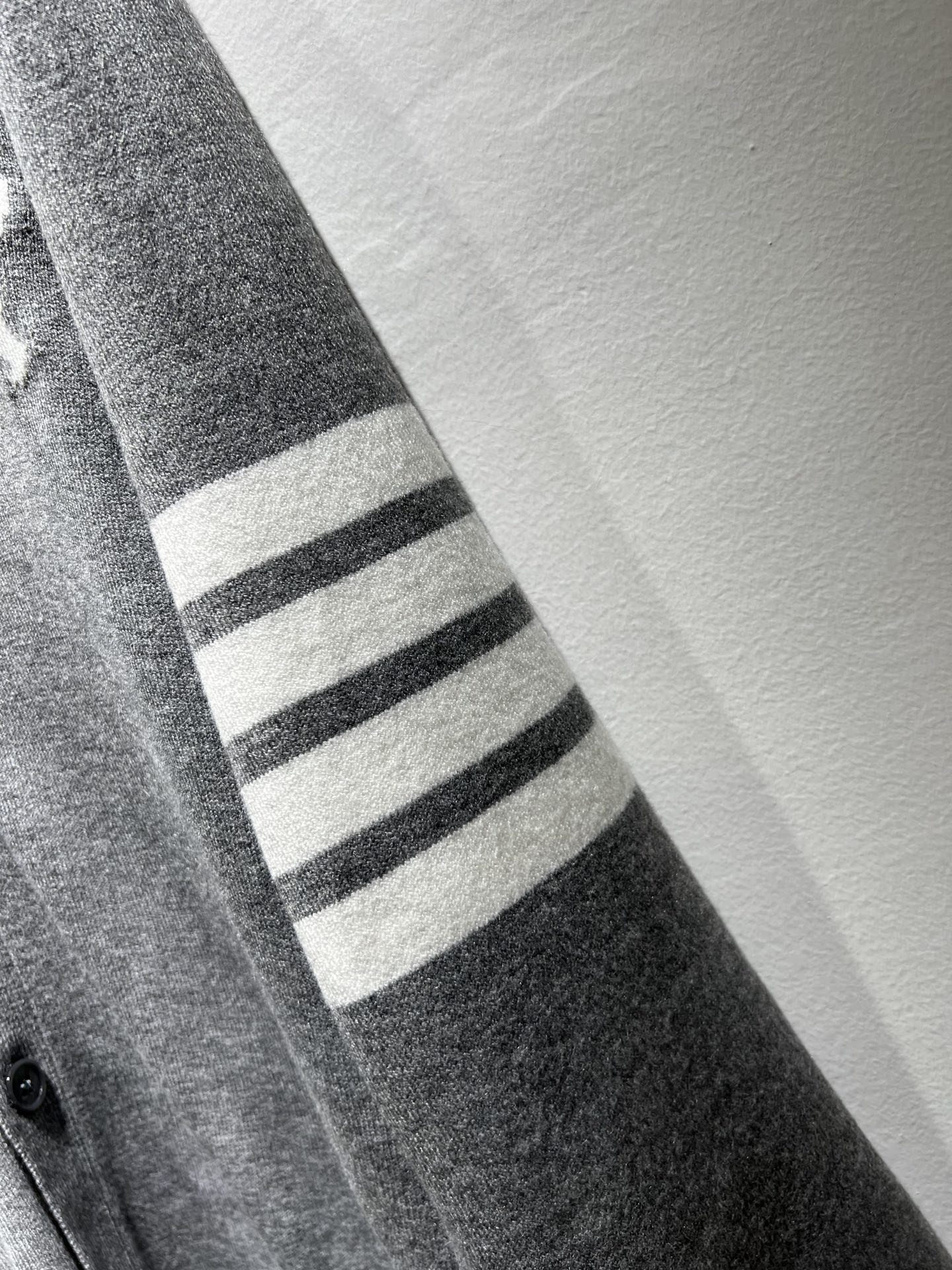 ThomBrow*e汤姆*朗2025秋冬新款男女同款👫针织羊毛开衫，今年的专柜新品，男女同款👫超软羊毛面