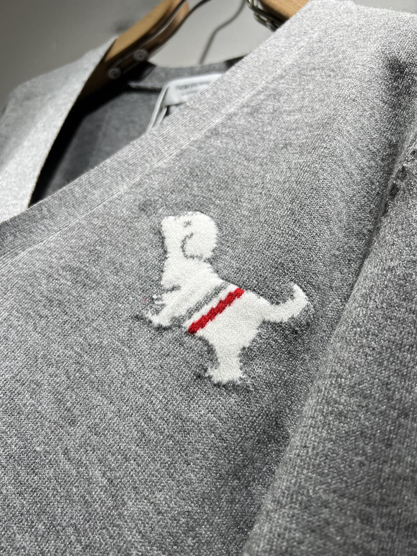 ThomBrow*e汤姆*朗2025秋冬新款男女同款👫针织羊毛开衫，今年的专柜新品，男女同款👫超软羊毛面