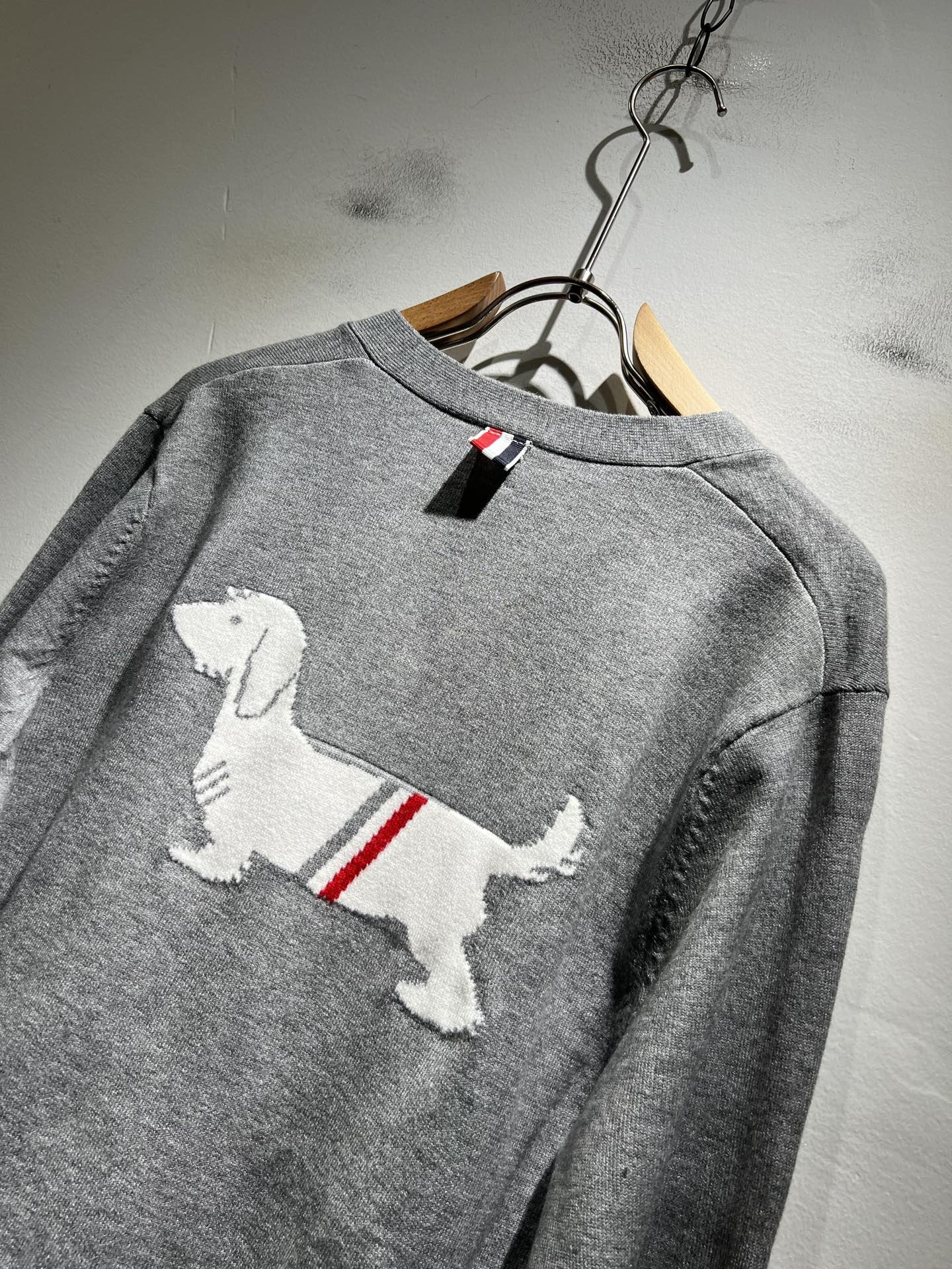 ThomBrow*e汤姆*朗2025秋冬新款男女同款👫针织羊毛开衫，今年的专柜新品，男女同款👫超软羊毛面