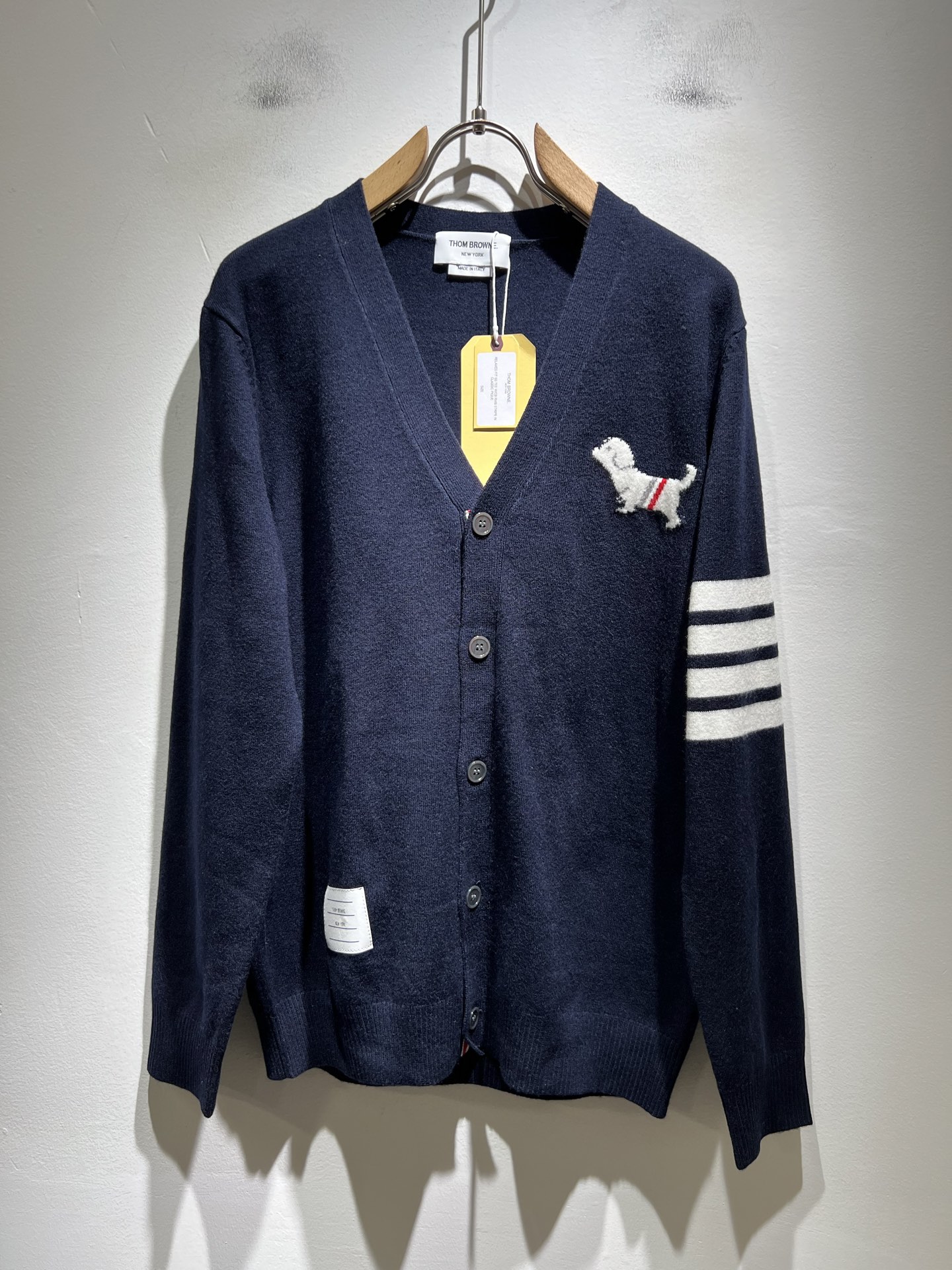 NO:596051,ThomBrow*e 2025 new autumn and winter new knitted wool cardigan for men and women, this year's new counter product, super soft wool fabric for men and women!  A fashionable and versatile model for the city, it is sure to be super popular this year. It is a must-have artifact for autumn and winter. It has a unique texture and a soft and smooth feel. It is not a product that can be compared with ordinary fabrics. Regular knitted wool fabric design, crocheted with classic iconic stripe design!  A rare model that can only be found. Very attractive design, liningless inseam binding technology, and very detailed. It is a model that requires a lot of attention to technology. Details determine the high-end. Minimalist design elements of the season, a must-have item for trendy men, perfect fit, highly recommended!  Size M-2XL,,alexander wang19860909ThomBrow*e汤姆*朗2025秋冬新款男女同款针织羊毛开衫,今年的专柜新品,男女同款超软羊毛面料！时尚都市百搭款,今年必定超火爆,秋冬必备神器,质感独特,手感柔嫩顺滑,不是一般面料所能对比的产品.常规的针织羊毛面料设计,钩织搭配经典标识性经典条纹设计！可遇不可求的款 非常极具魅力的设计,无里布内缝包边工艺,细节非常到位,要非常讲究技术的一款,细节决定高端.极简当季的设计元素,潮男必备单品,完美版型,强烈推荐！尺码M-2XL,,alexander wang,Men's clothing