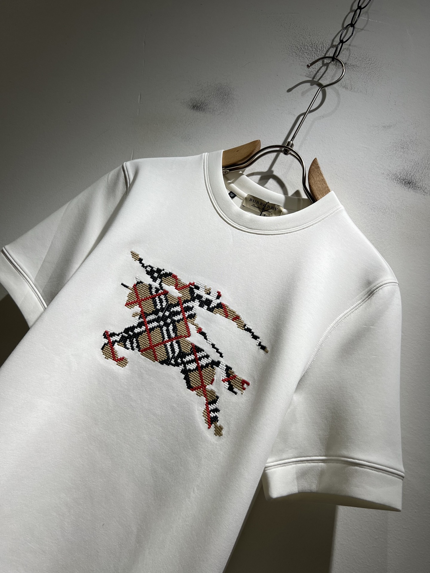 Bur*erry 巴*莉 2025秋冬新款男士短袖打底，品牌最新设计元素！既不单调也不复杂,恰到好处的展