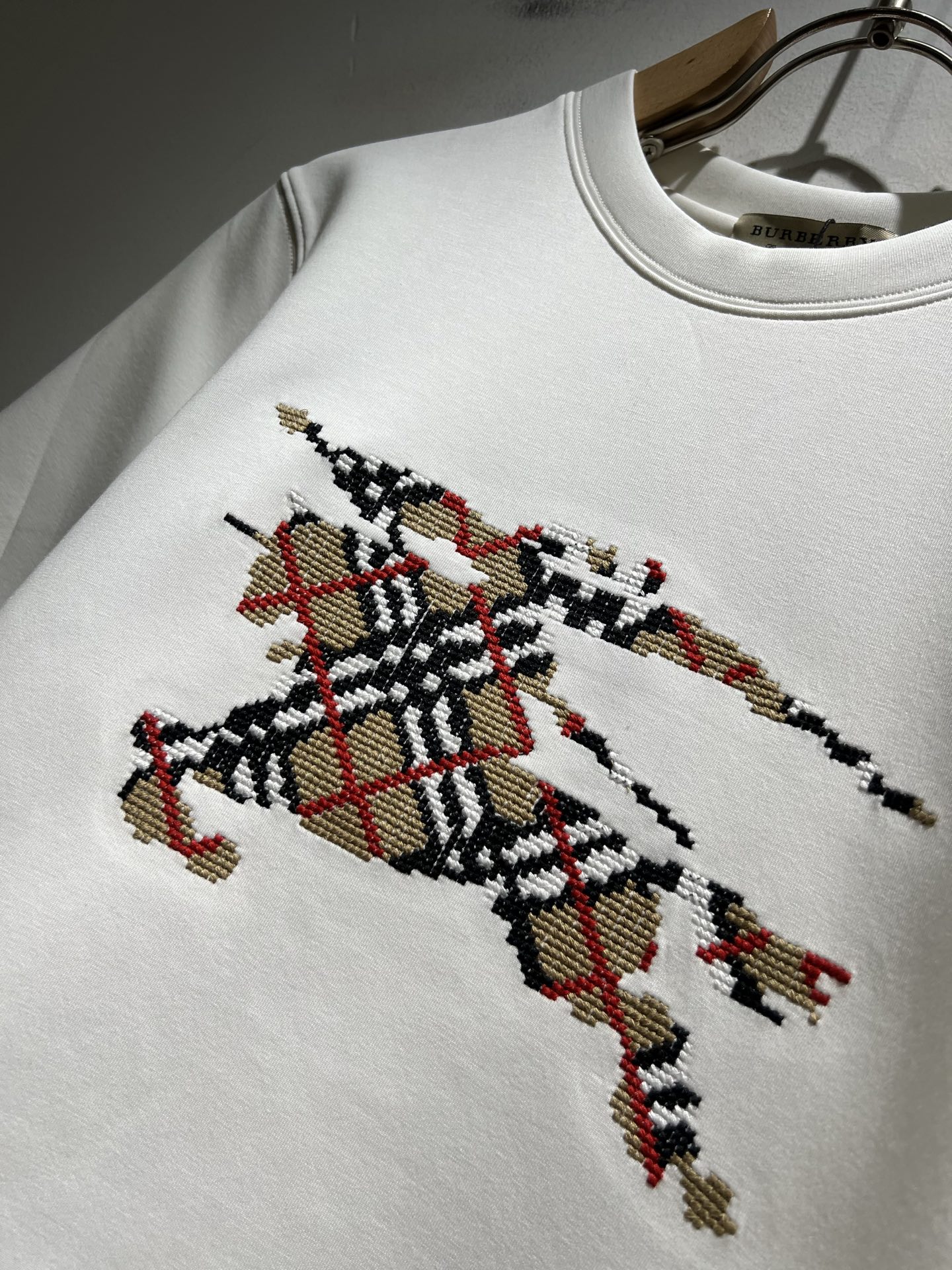 Bur*erry 巴*莉 2025秋冬新款男士短袖打底，品牌最新设计元素！既不单调也不复杂,恰到好处的展