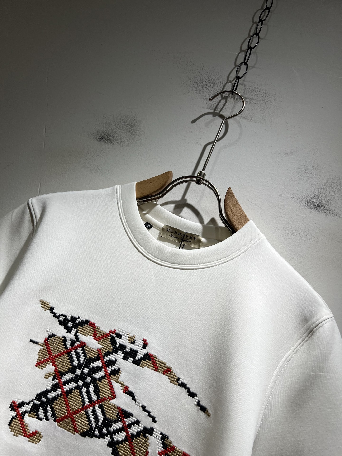 Bur*erry 巴*莉 2025秋冬新款男士短袖打底，品牌最新设计元素！既不单调也不复杂,恰到好处的展