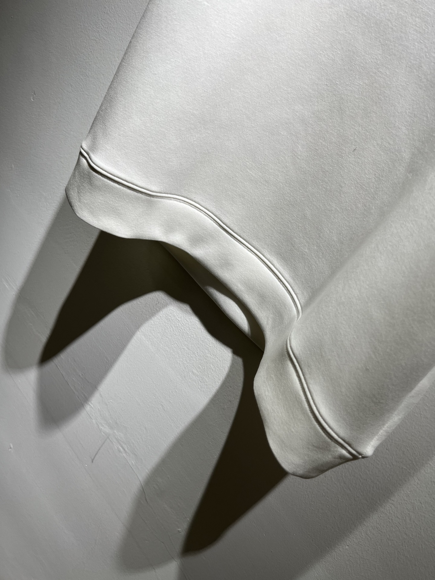 Bur*erry 巴*莉 2025秋冬新款男士短袖打底，品牌最新设计元素！既不单调也不复杂,恰到好处的展