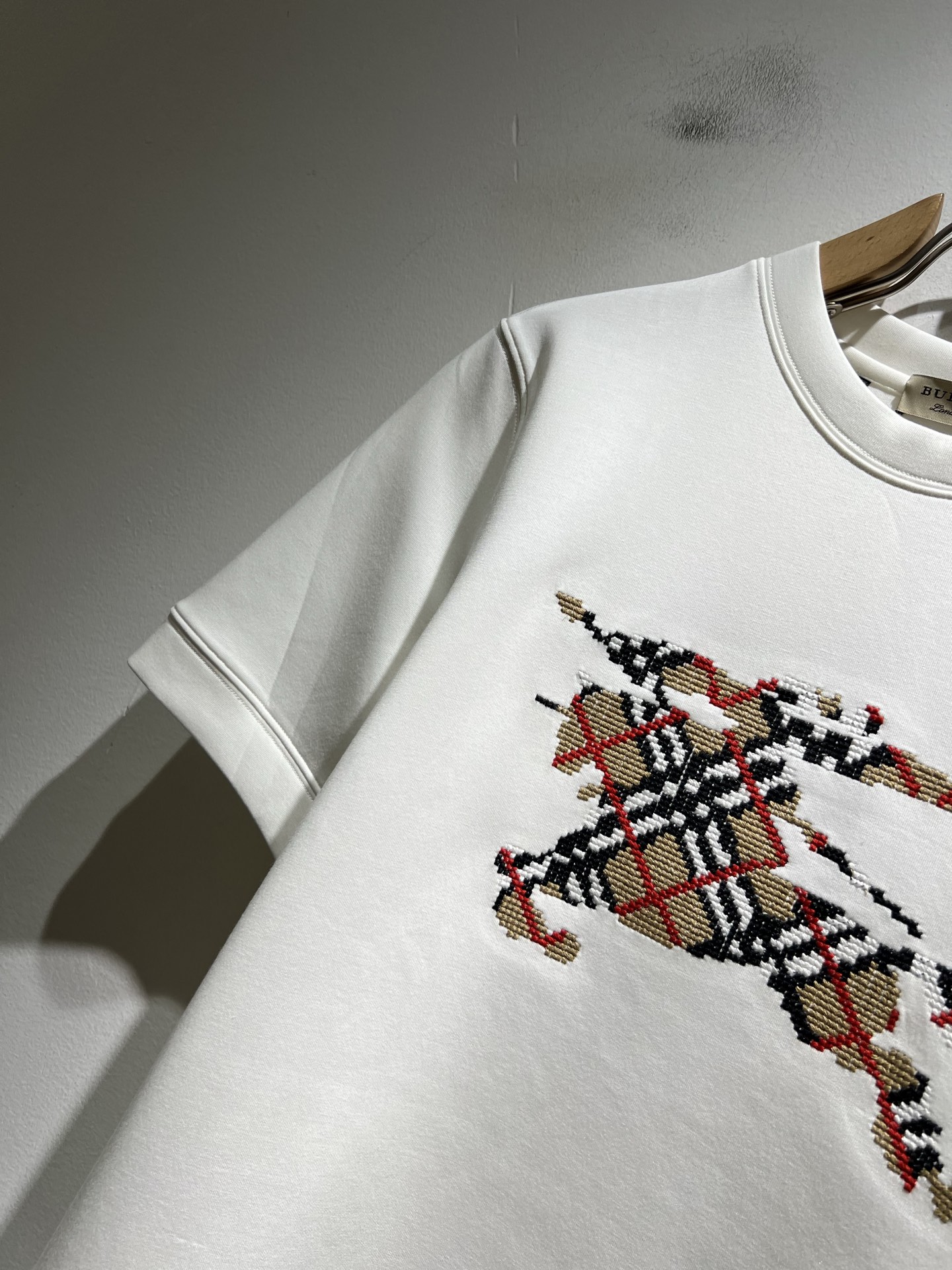 Bur*erry 巴*莉 2025秋冬新款男士短袖打底，品牌最新设计元素！既不单调也不复杂,恰到好处的展