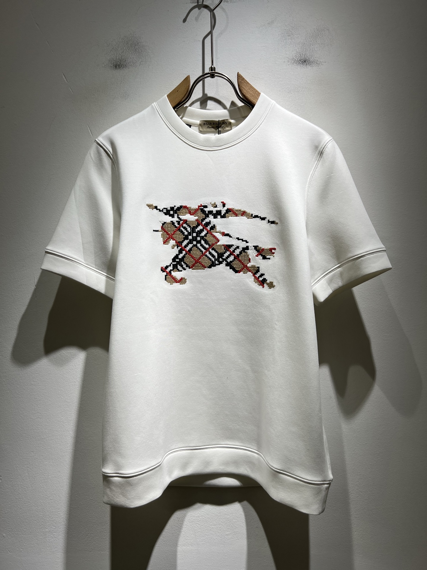 Bur*erry 巴*莉 2025秋冬新款男士短袖打底，品牌最新设计元素！既不单调也不复杂,恰到好处的展