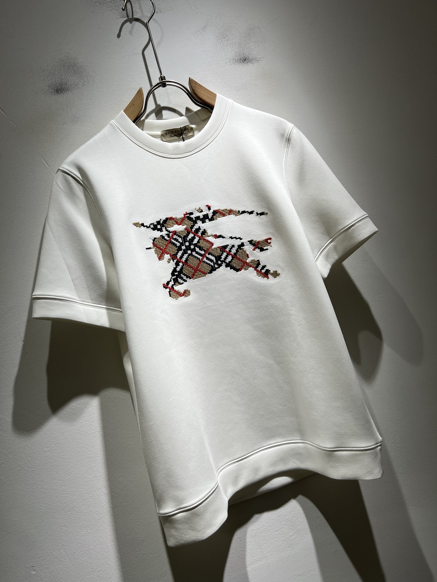 Bur*erry 巴*莉 2025秋冬新款男士短袖打底，品牌最新设计元素！既不单调也不复杂,恰到好处的展