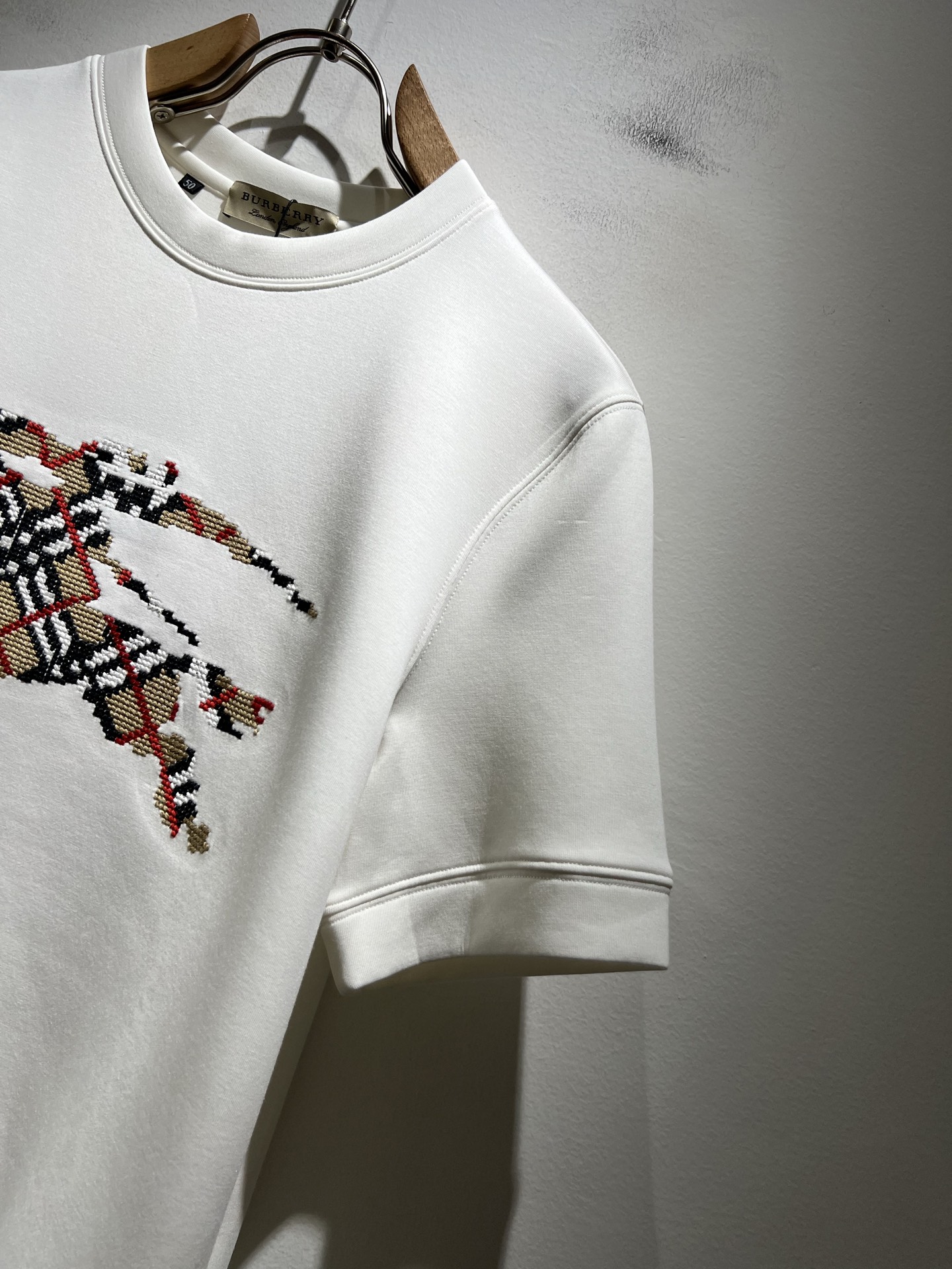 Bur*erry 巴*莉 2025秋冬新款男士短袖打底，品牌最新设计元素！既不单调也不复杂,恰到好处的展