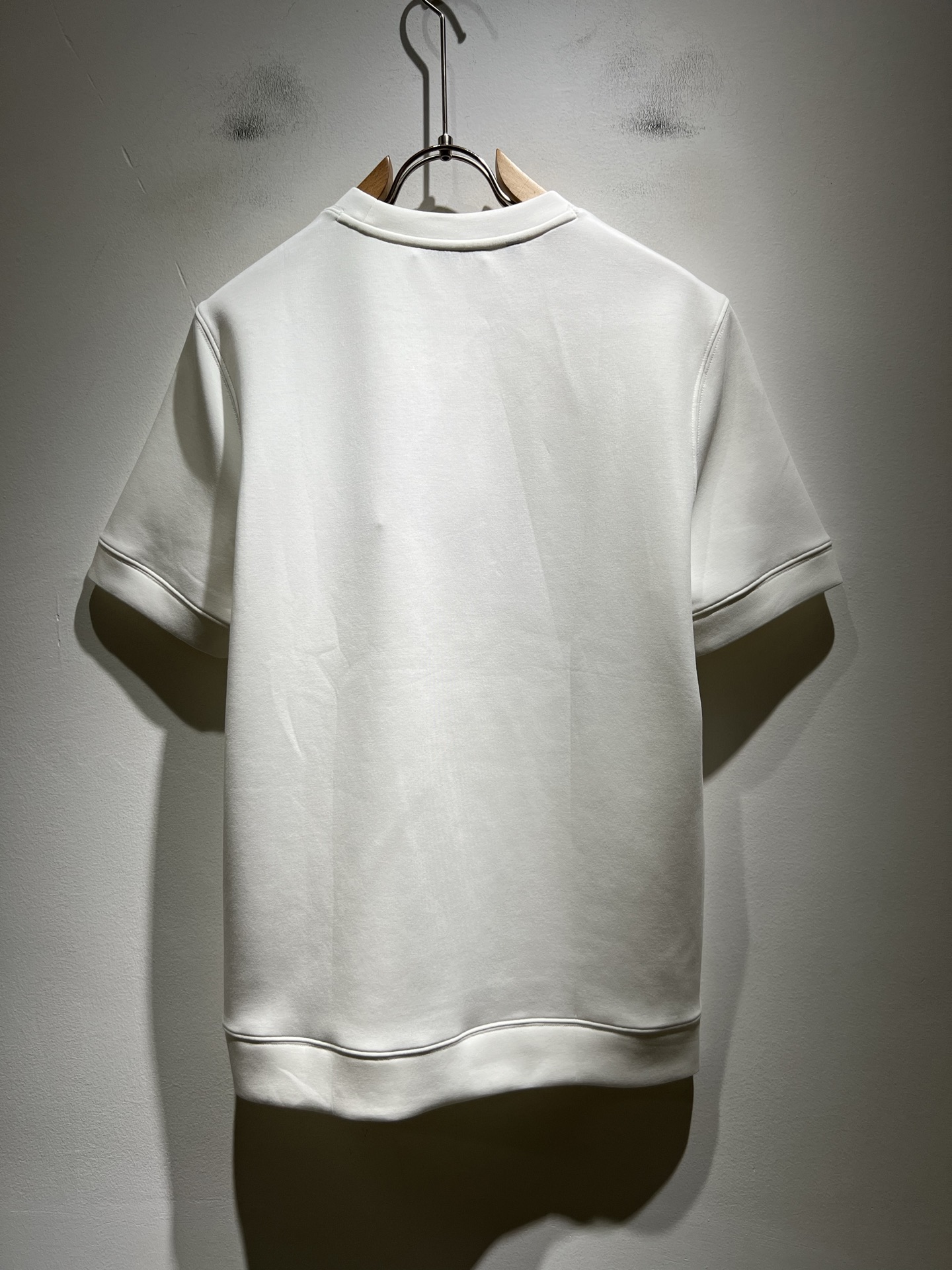 Bur*erry 巴*莉 2025秋冬新款男士短袖打底，品牌最新设计元素！既不单调也不复杂,恰到好处的展