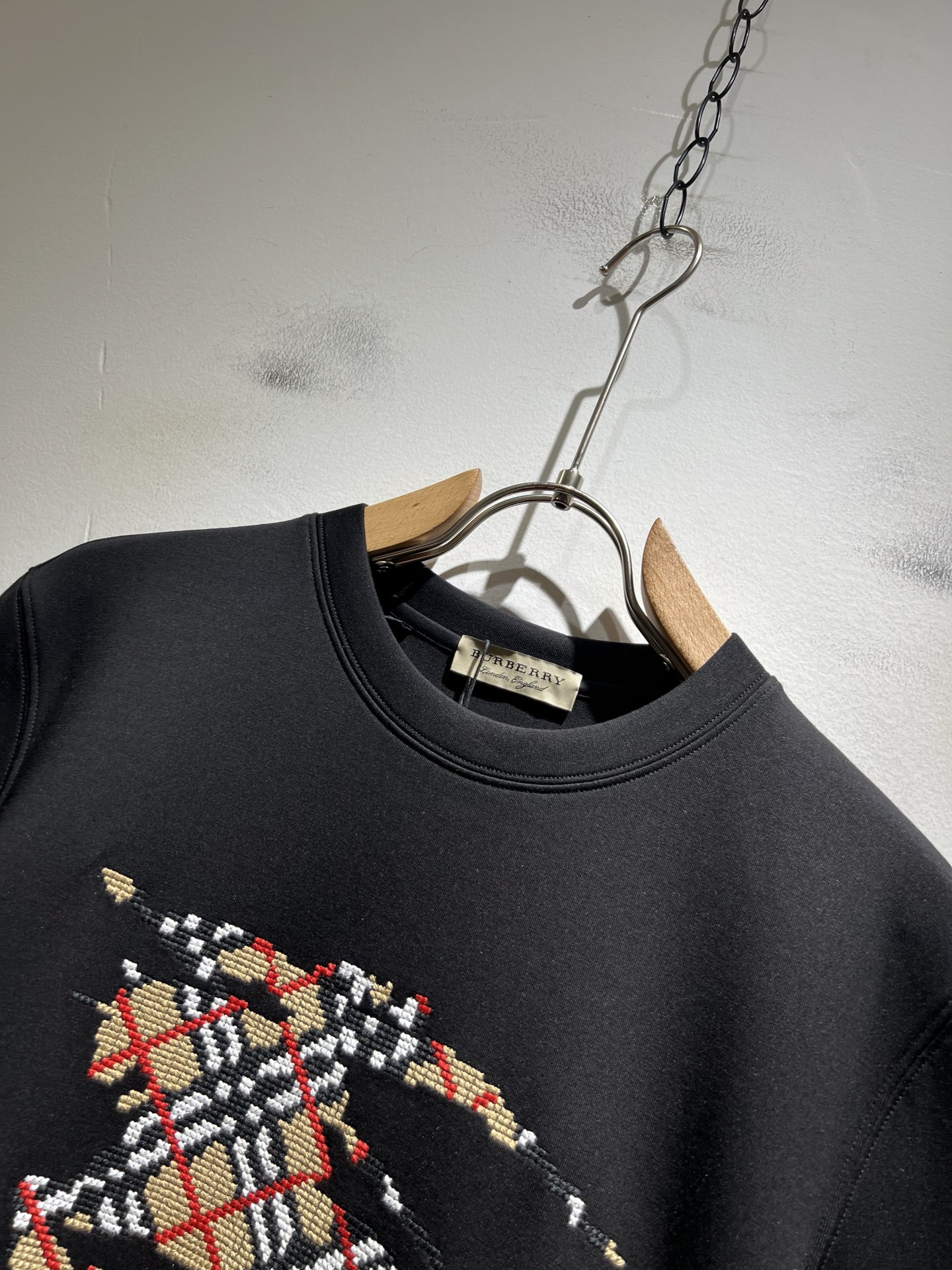 Bur*erry 巴*莉 2025秋冬新款男士短袖打底，品牌最新设计元素！既不单调也不复杂,恰到好处的展