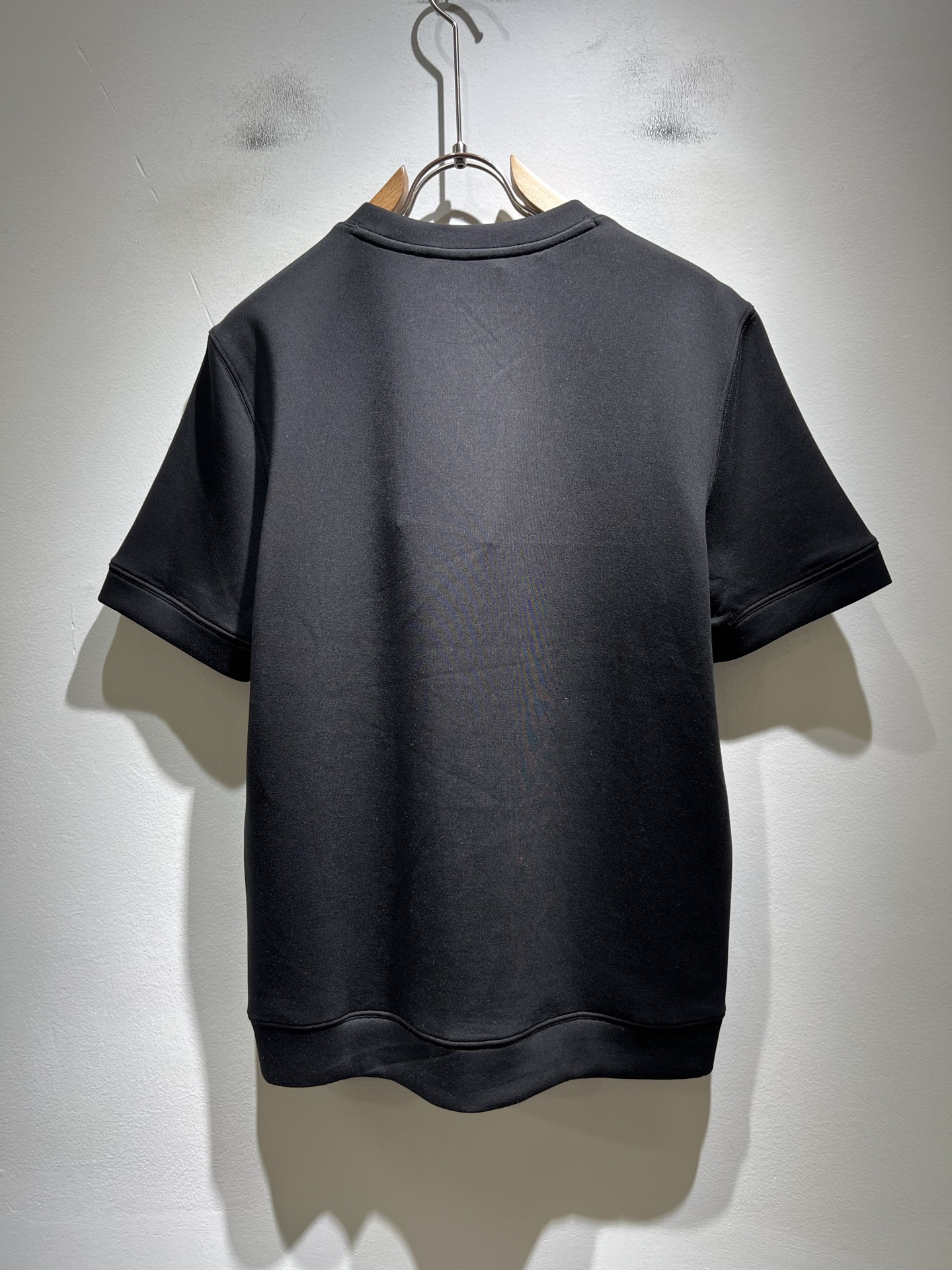 Bur*erry 巴*莉 2025秋冬新款男士短袖打底，品牌最新设计元素！既不单调也不复杂,恰到好处的展