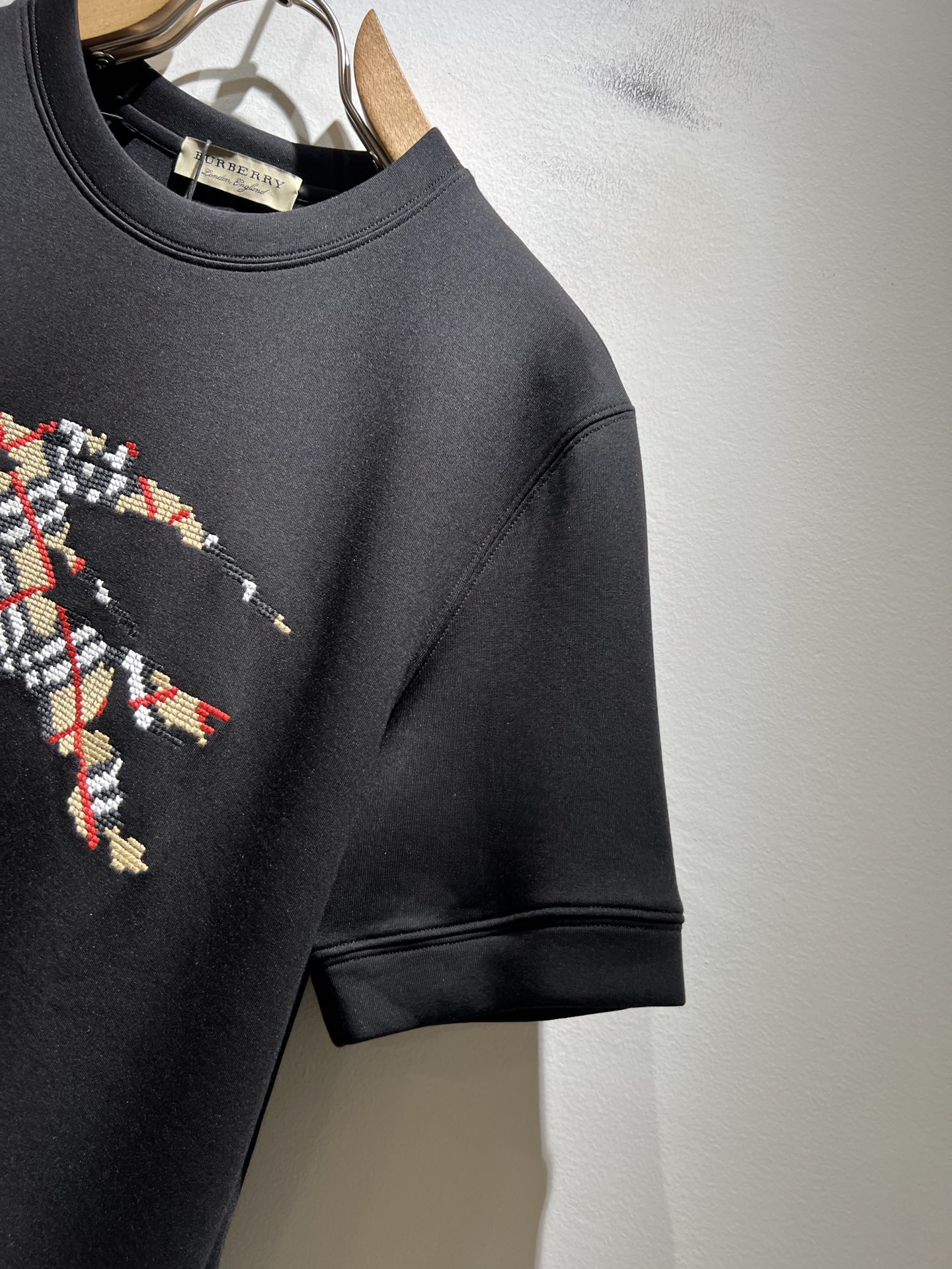 Bur*erry 巴*莉 2025秋冬新款男士短袖打底，品牌最新设计元素！既不单调也不复杂,恰到好处的展