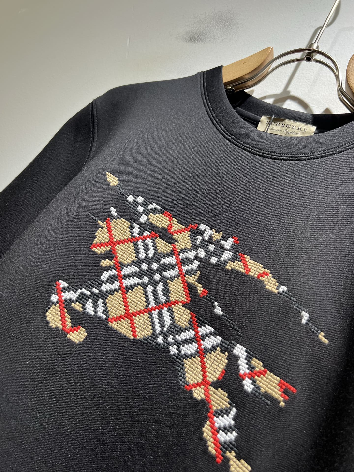 Bur*erry 巴*莉 2025秋冬新款男士短袖打底，品牌最新设计元素！既不单调也不复杂,恰到好处的展