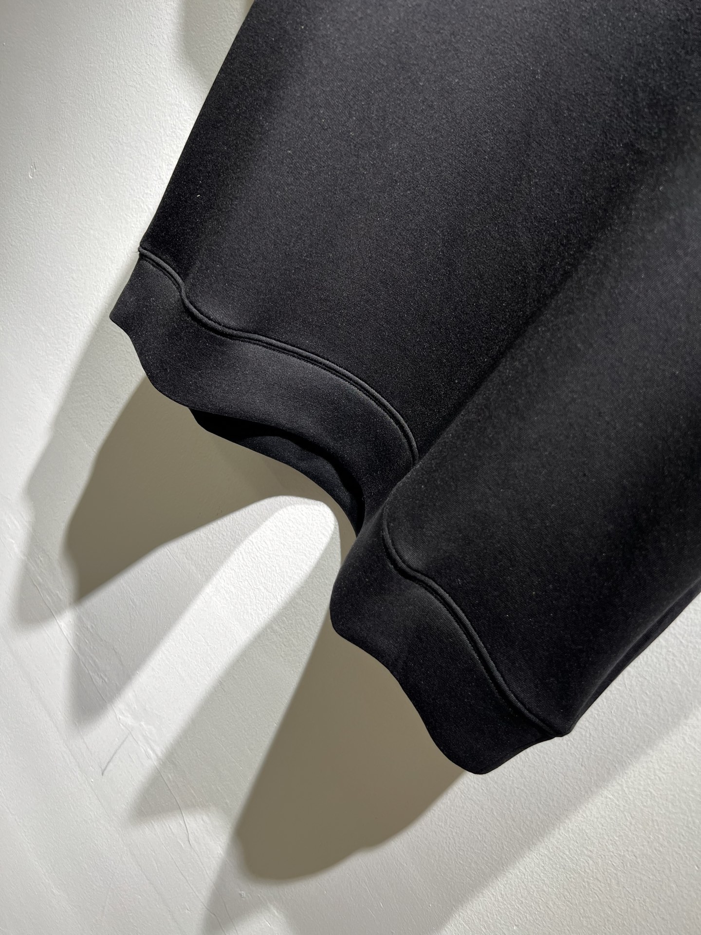 Bur*erry 巴*莉 2025秋冬新款男士短袖打底，品牌最新设计元素！既不单调也不复杂,恰到好处的展