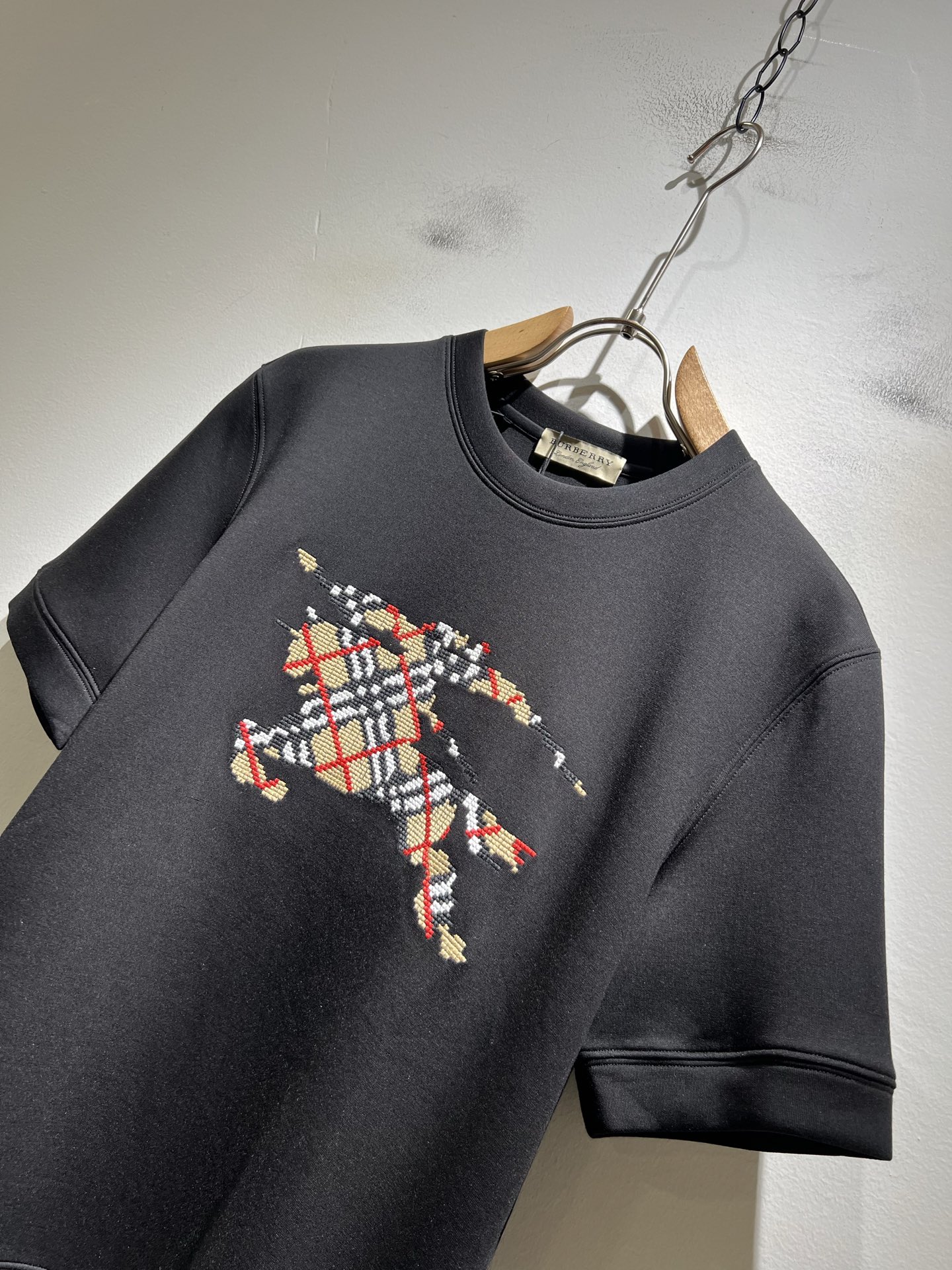 Bur*erry 巴*莉 2025秋冬新款男士短袖打底，品牌最新设计元素！既不单调也不复杂,恰到好处的展