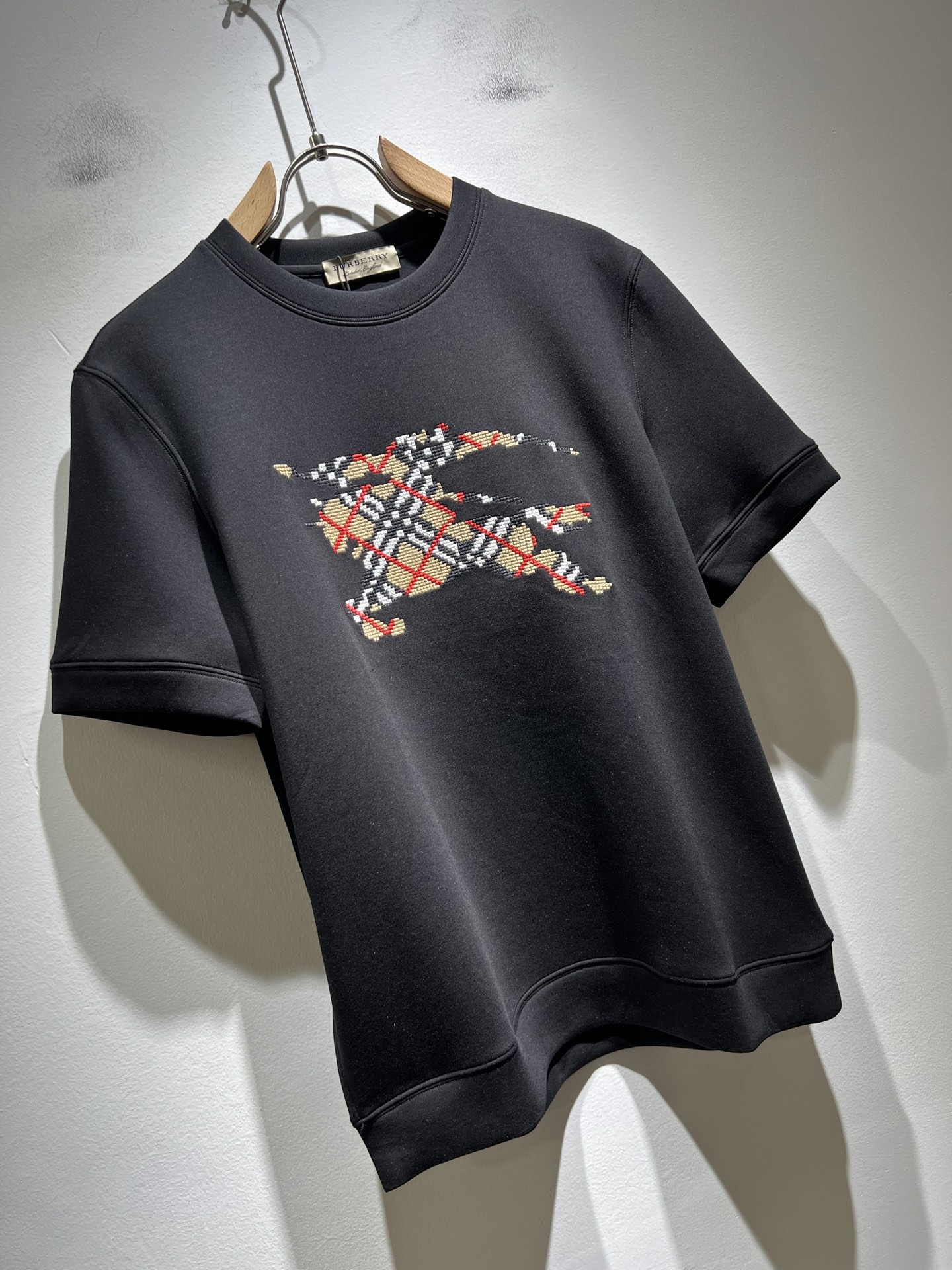 Bur*erry 巴*莉 2025秋冬新款男士短袖打底，品牌最新设计元素！既不单调也不复杂,恰到好处的展