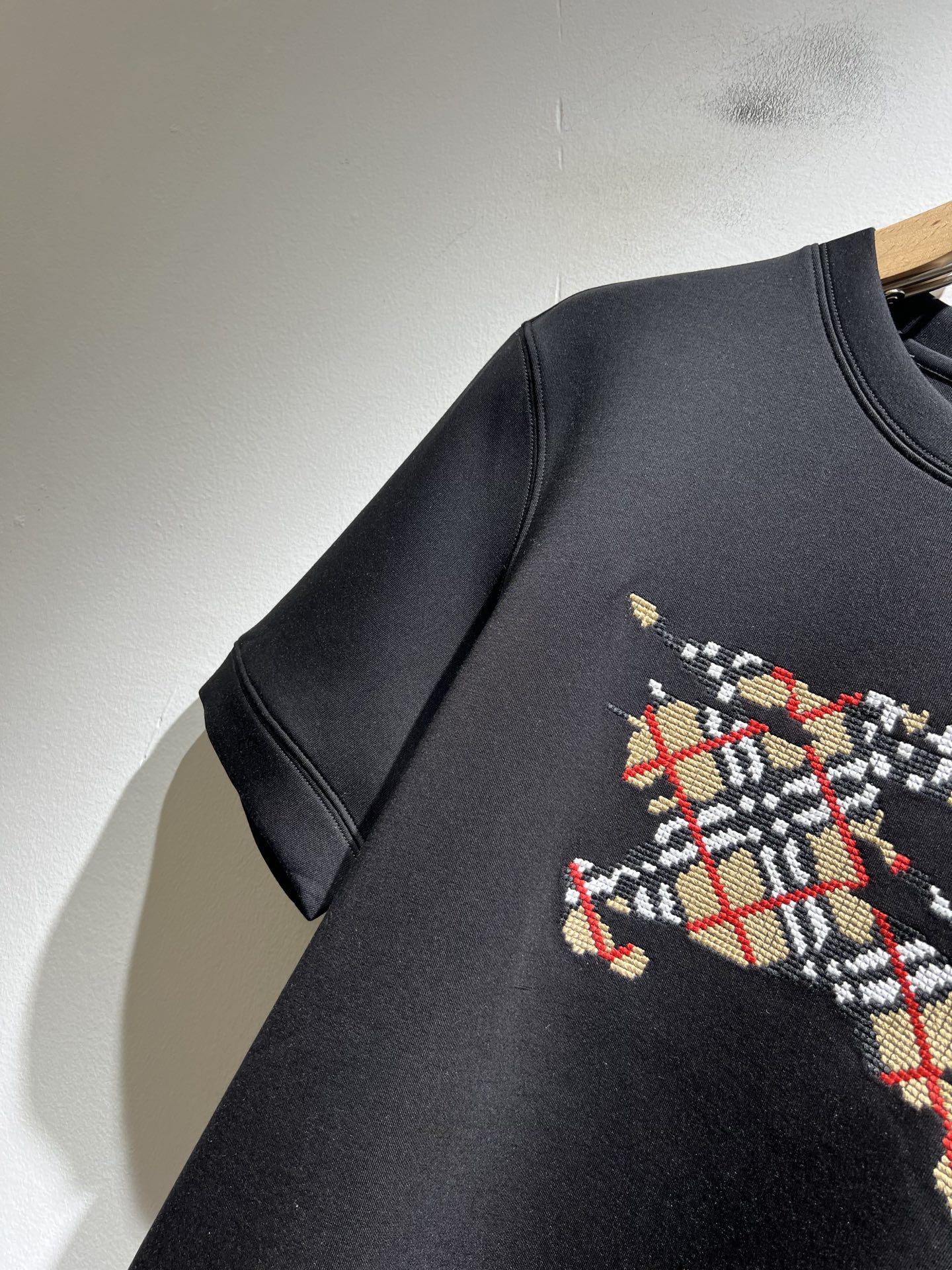 Bur*erry 巴*莉 2025秋冬新款男士短袖打底，品牌最新设计元素！既不单调也不复杂,恰到好处的展