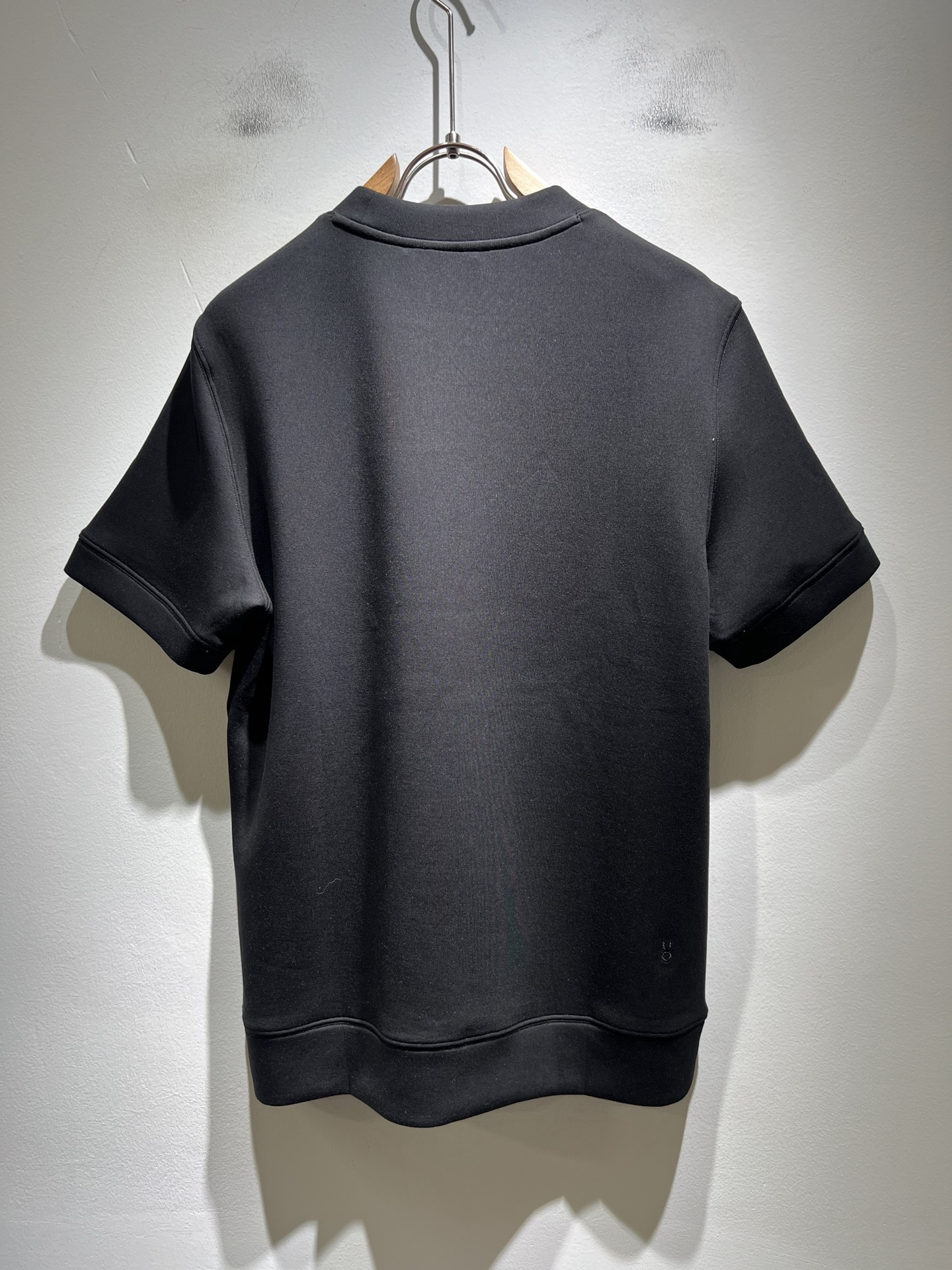 LOE*WE罗*威 2025秋冬男士短袖打底衫，意大利原厂订单渠道，极具个性高级风，标志logo图案刺绣