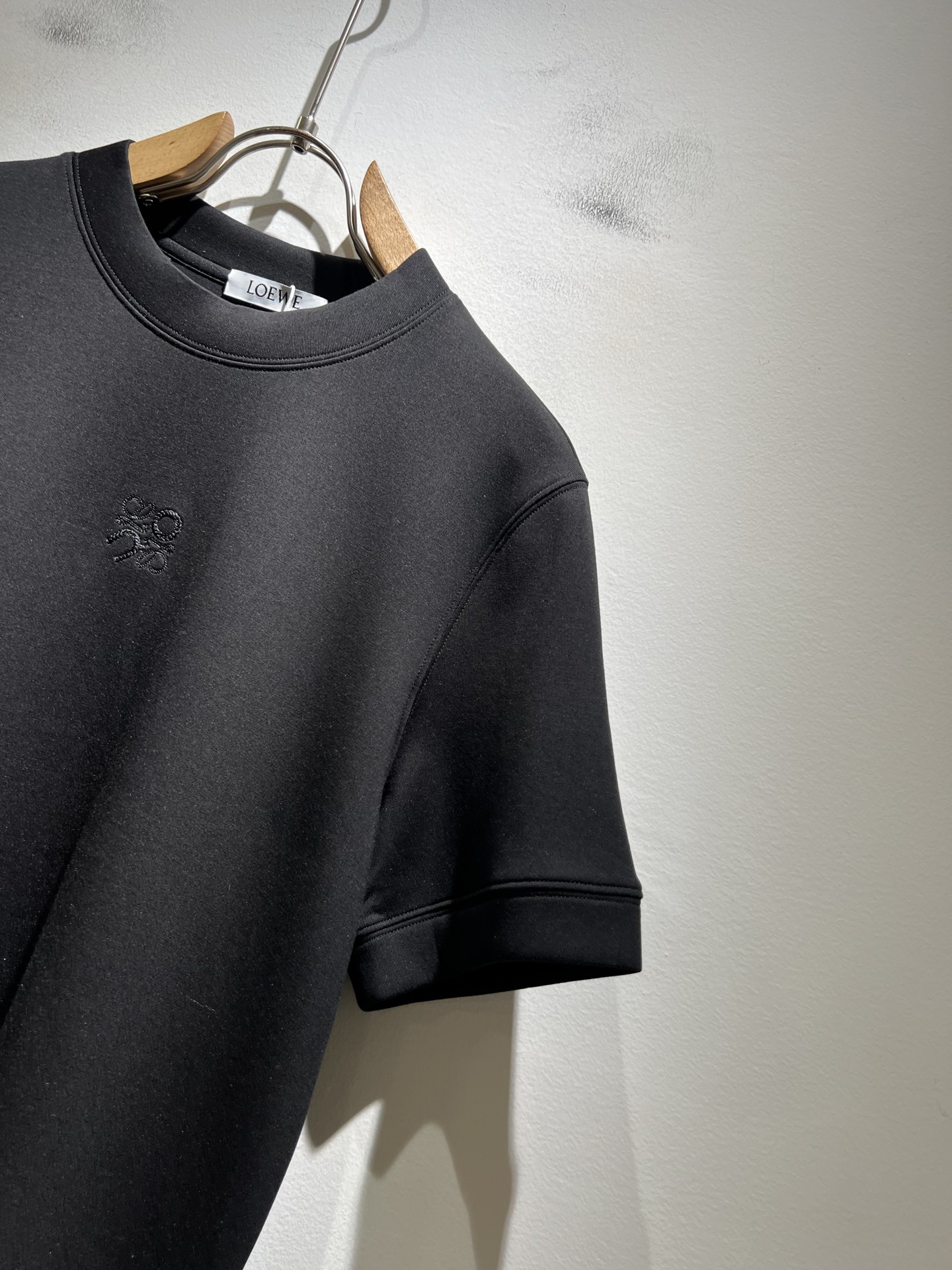 LOE*WE罗*威 2025秋冬男士短袖打底衫，意大利原厂订单渠道，极具个性高级风，标志logo图案刺绣