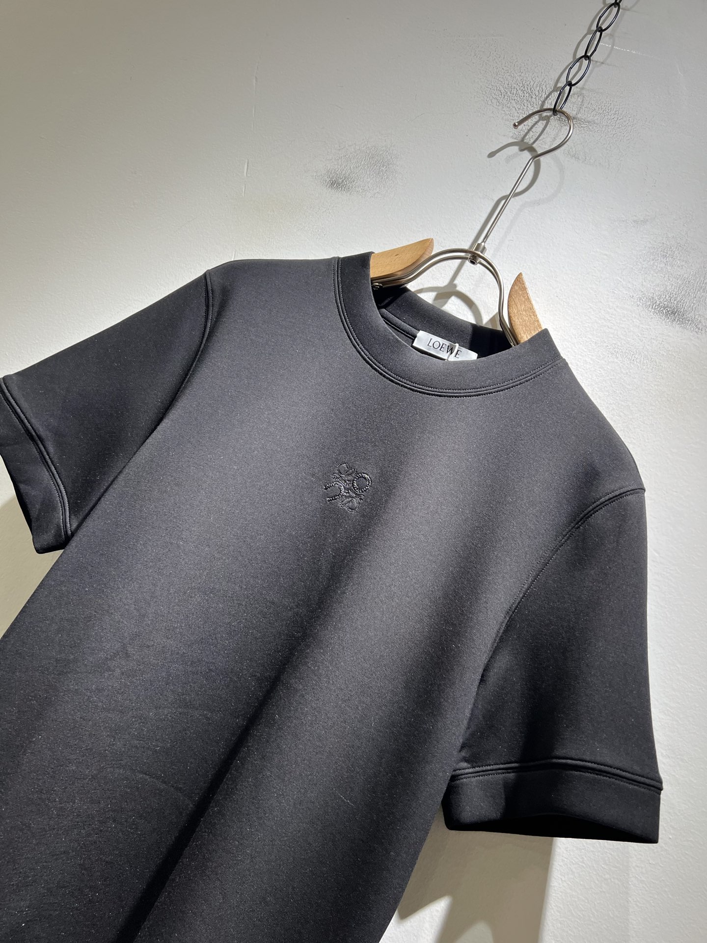 LOE*WE罗*威 2025秋冬男士短袖打底衫，意大利原厂订单渠道，极具个性高级风，标志logo图案刺绣