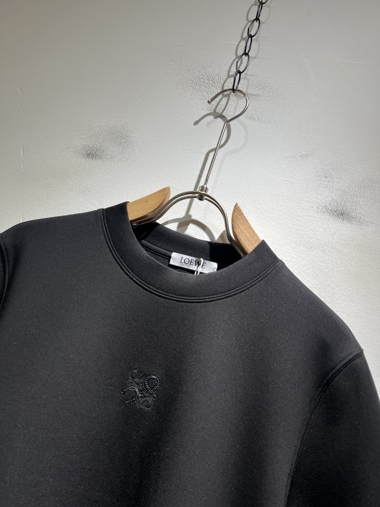 LOE*WE罗*威 2025秋冬男士短袖打底衫，意大利原厂订单渠道，极具个性高级风，标志logo图案刺绣