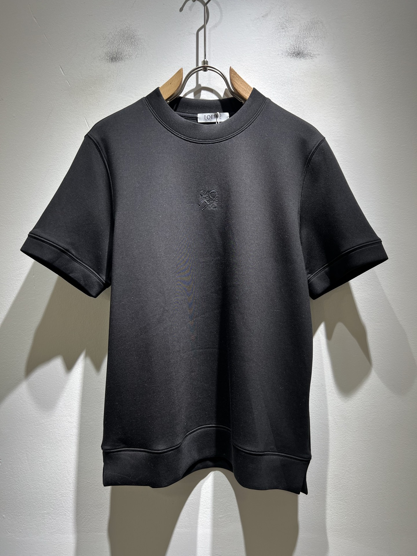 LOE*WE罗*威 2025秋冬男士短袖打底衫，意大利原厂订单渠道，极具个性高级风，标志logo图案刺绣