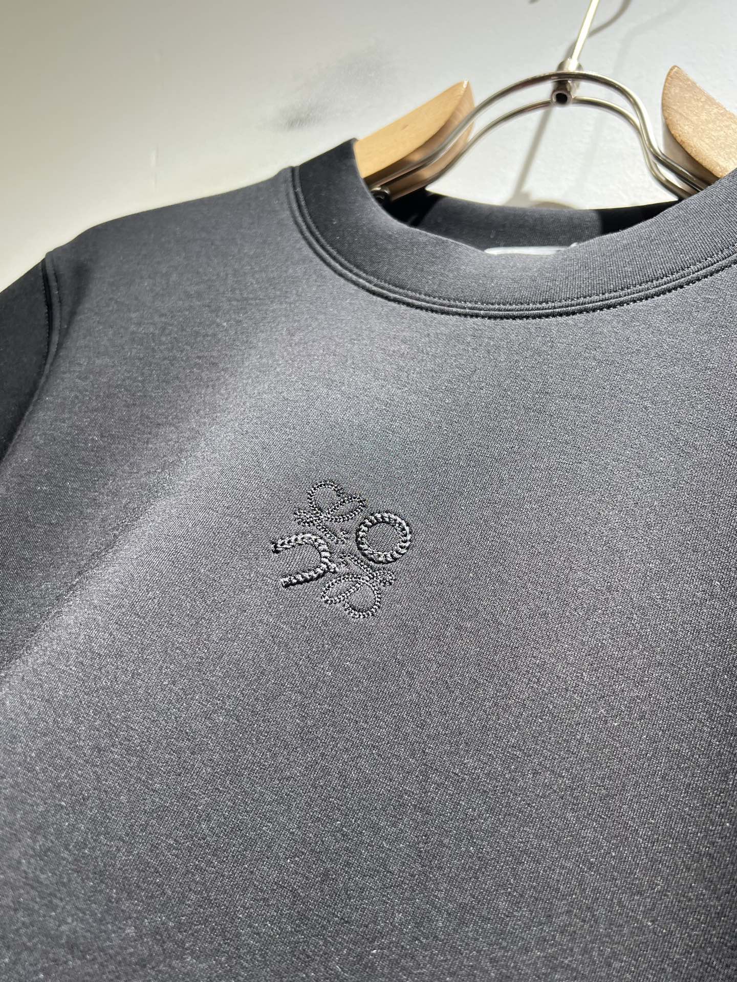 LOE*WE罗*威 2025秋冬男士短袖打底衫，意大利原厂订单渠道，极具个性高级风，标志logo图案刺绣