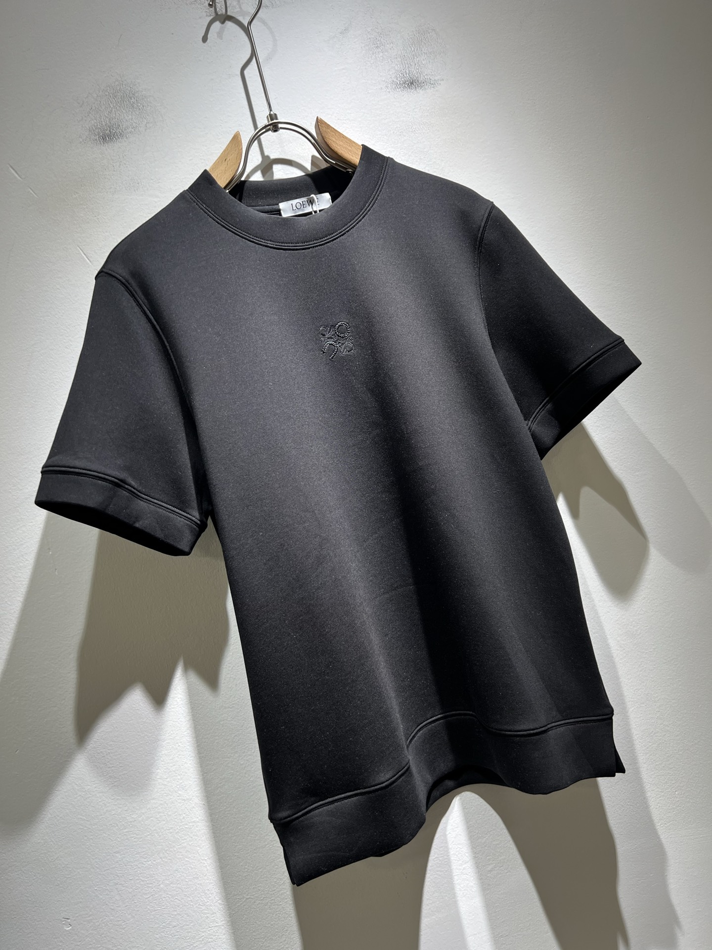 LOE*WE罗*威 2025秋冬男士短袖打底衫，意大利原厂订单渠道，极具个性高级风，标志logo图案刺绣