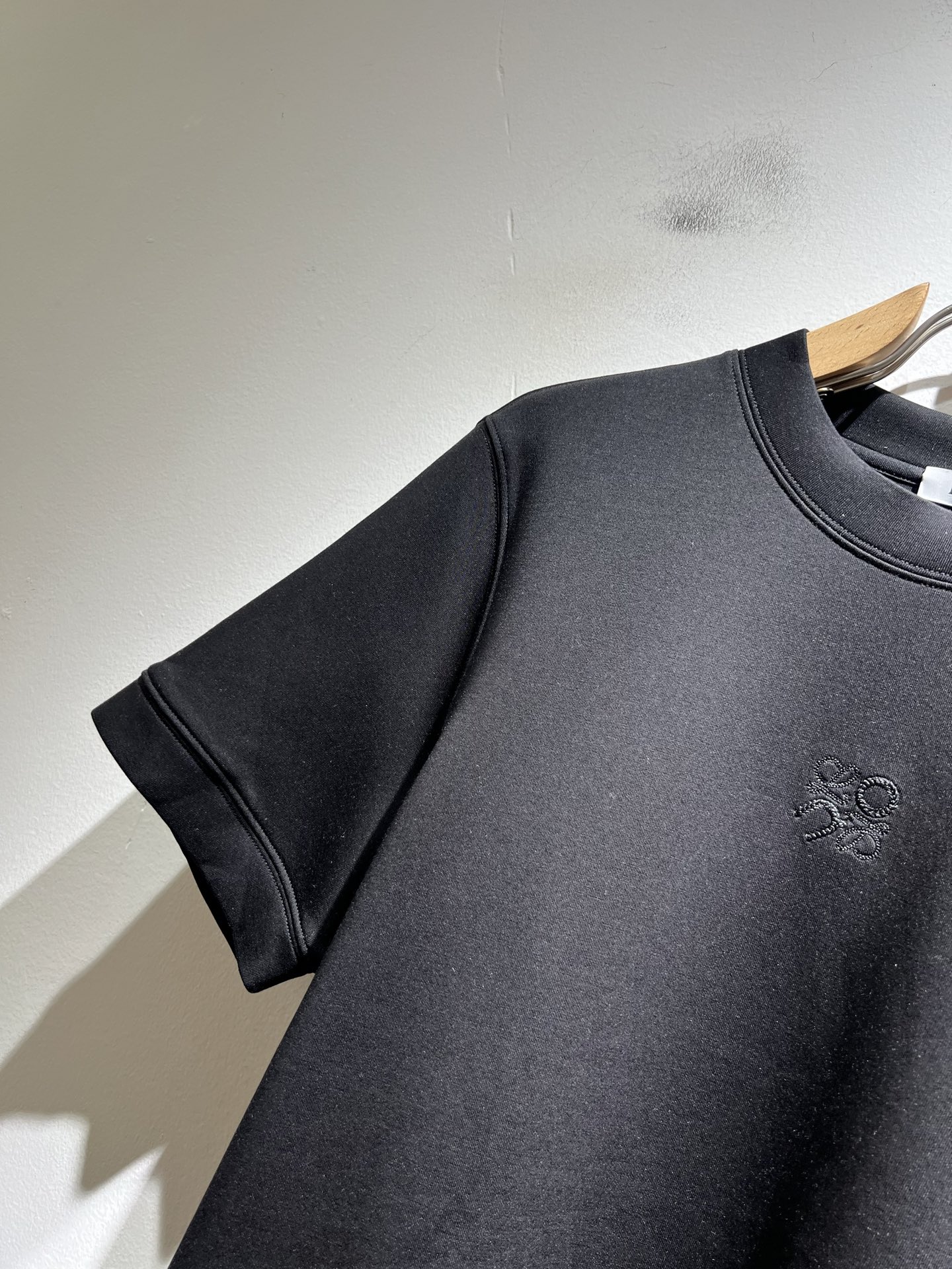 LOE*WE罗*威 2025秋冬男士短袖打底衫，意大利原厂订单渠道，极具个性高级风，标志logo图案刺绣