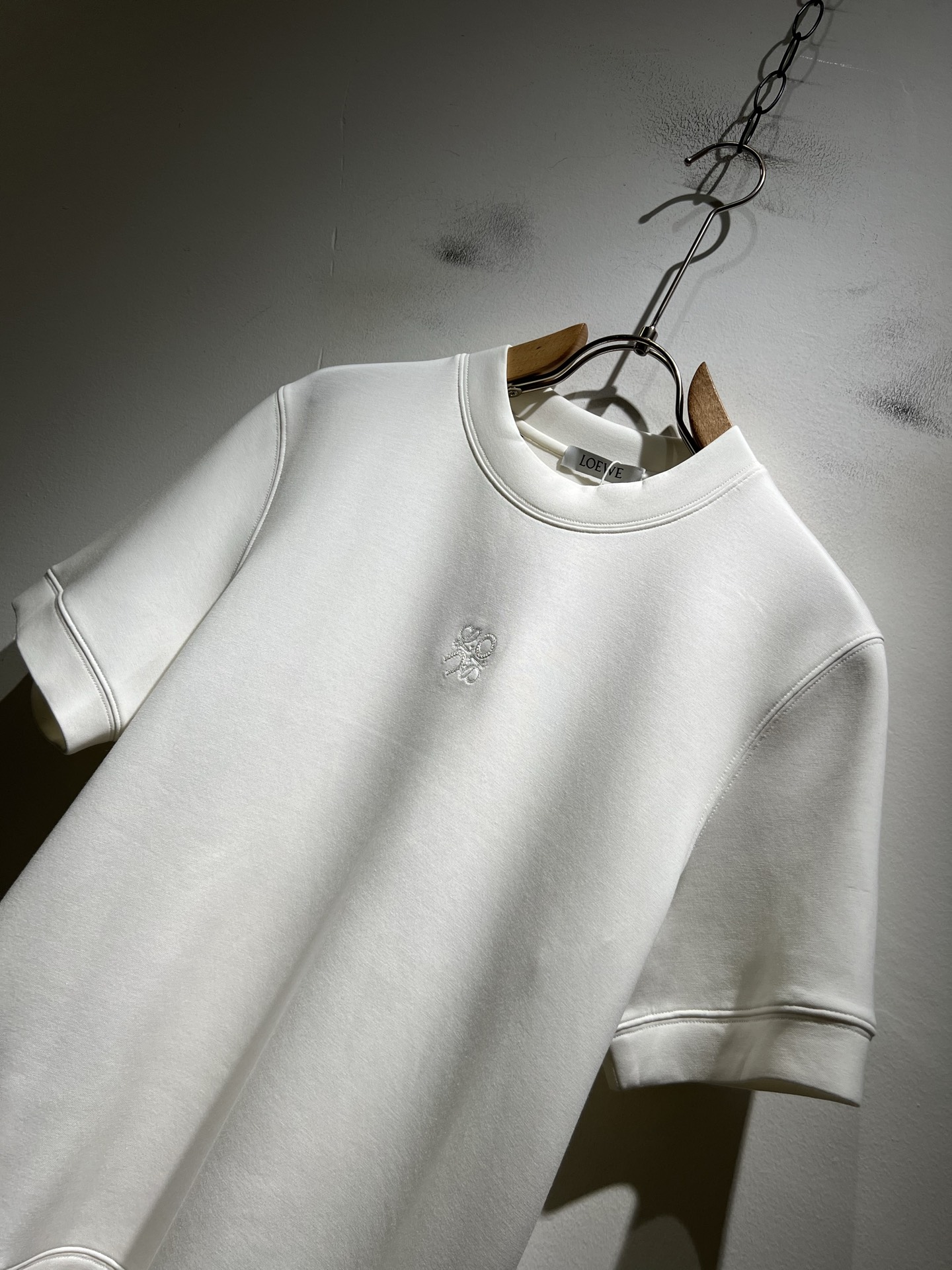 LOE*WE罗*威 2025秋冬男士短袖打底衫，意大利原厂订单渠道，极具个性高级风，标志logo图案刺绣