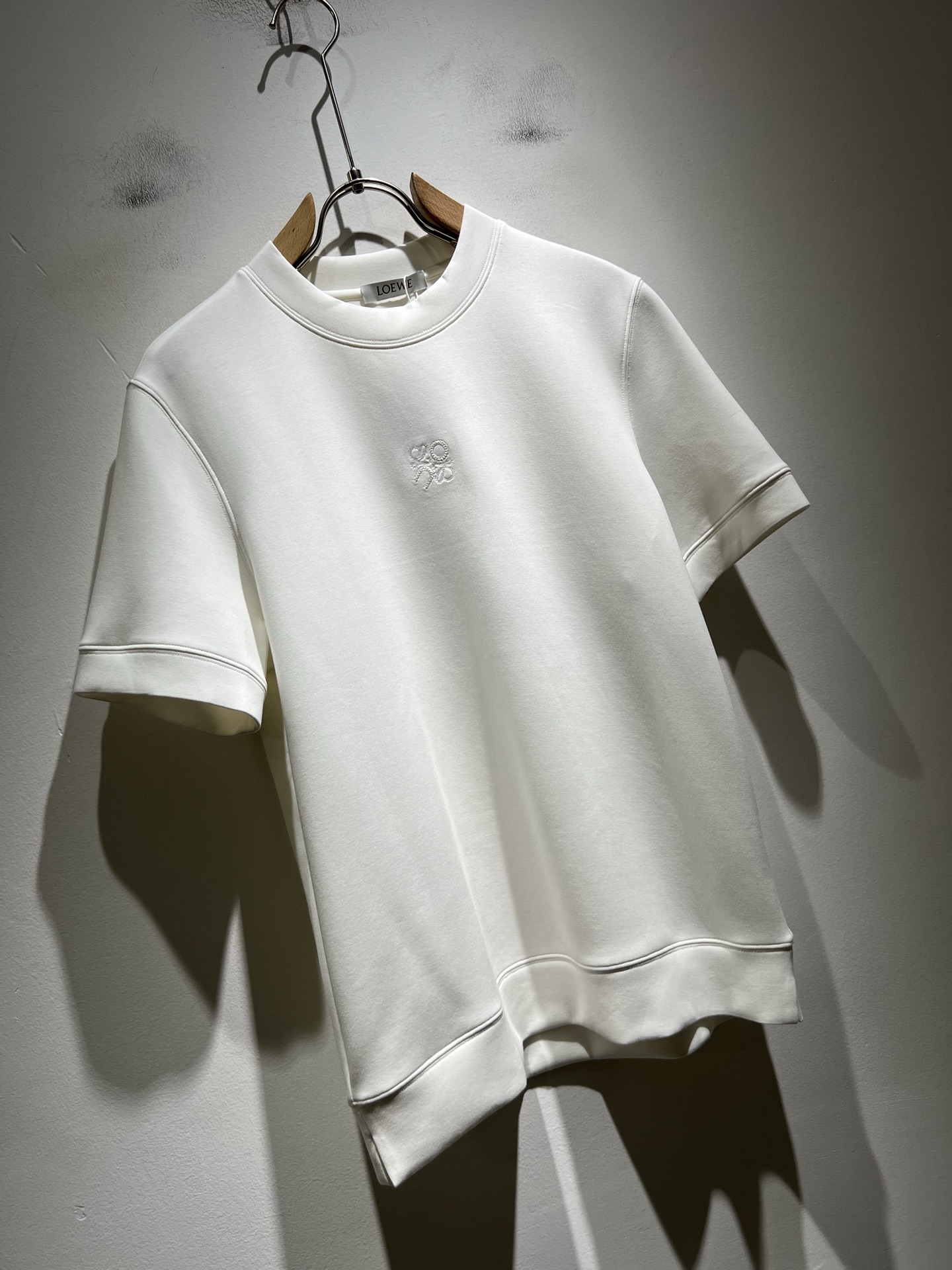 LOE*WE罗*威 2025秋冬男士短袖打底衫，意大利原厂订单渠道，极具个性高级风，标志logo图案刺绣